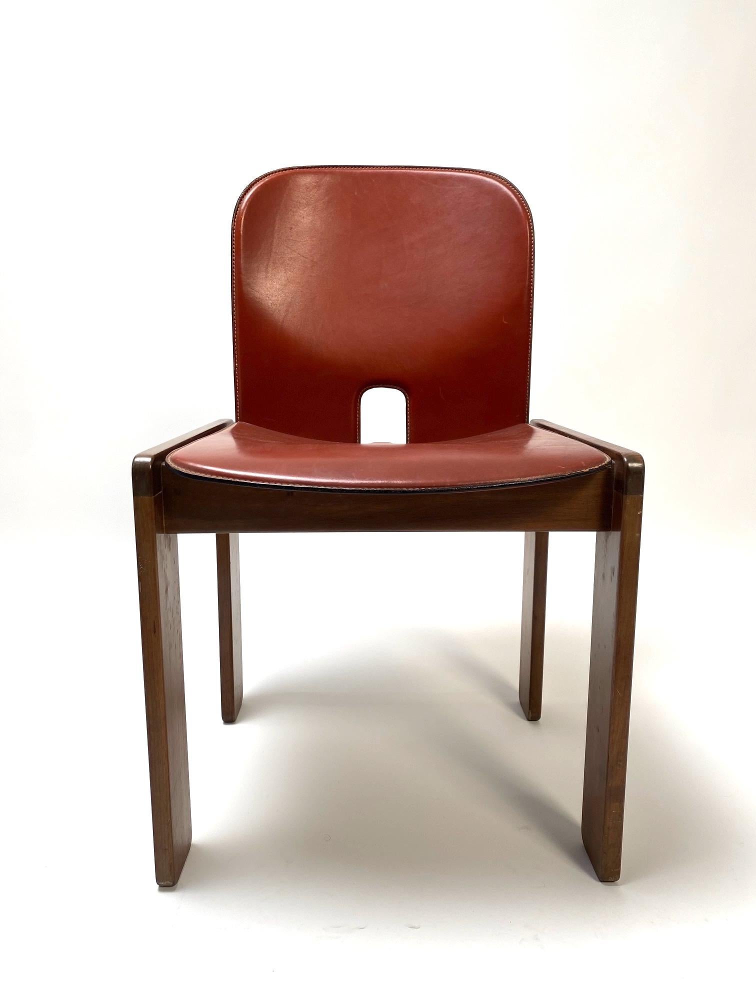 Satz von 6 Lederstühlen „121“ von Tobia Scarpa für Cassina, Italien, 1967

Der Stuhl, der inzwischen zu einer Ikone des italienischen Stils geworden ist, zeichnet sich durch die für Scarpa typische doppelte Gestellstruktur mit der charakteristischen
