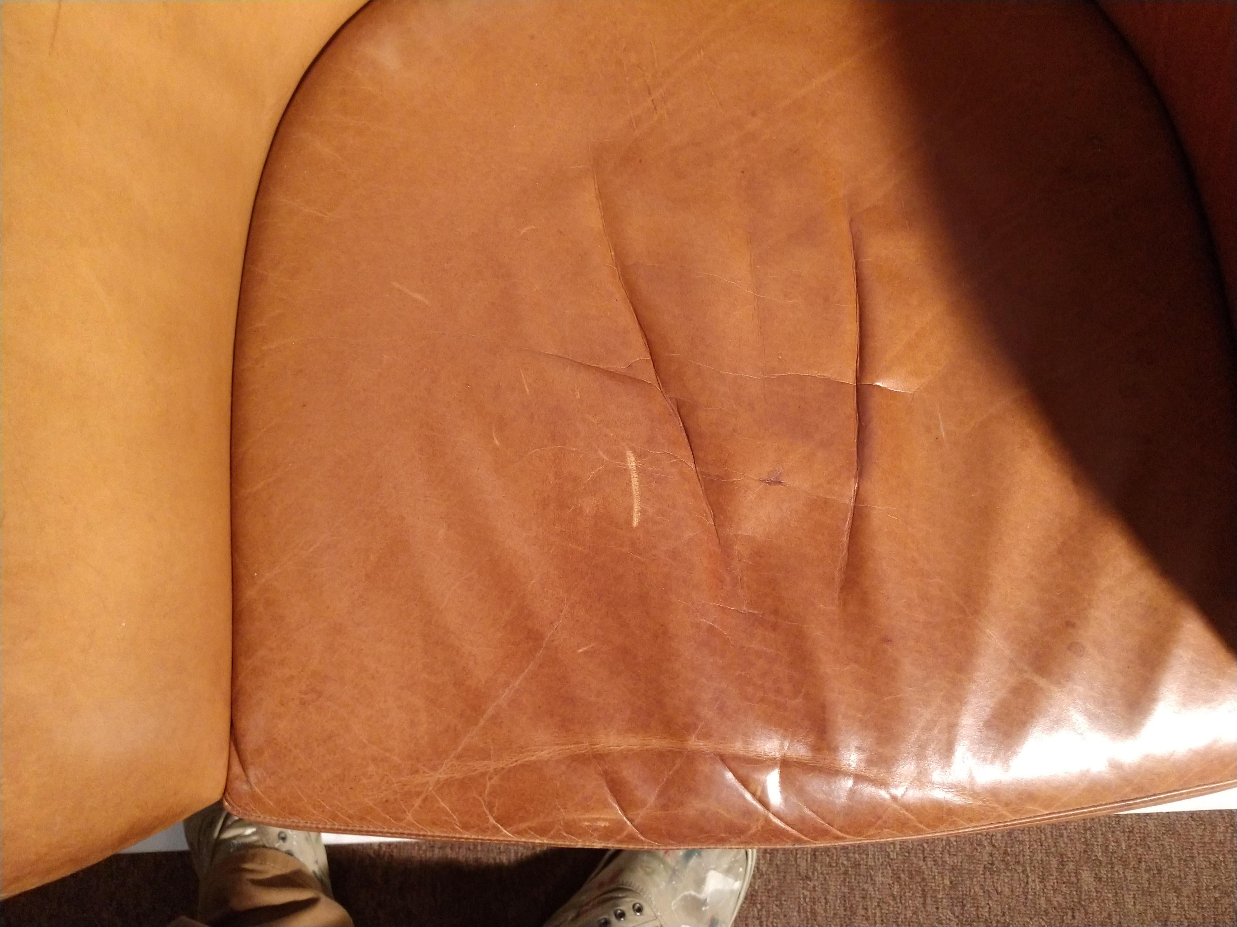 Late 20th Century Set of 6 Leather and Walnut Barrel Back Lounge Dining Chairs