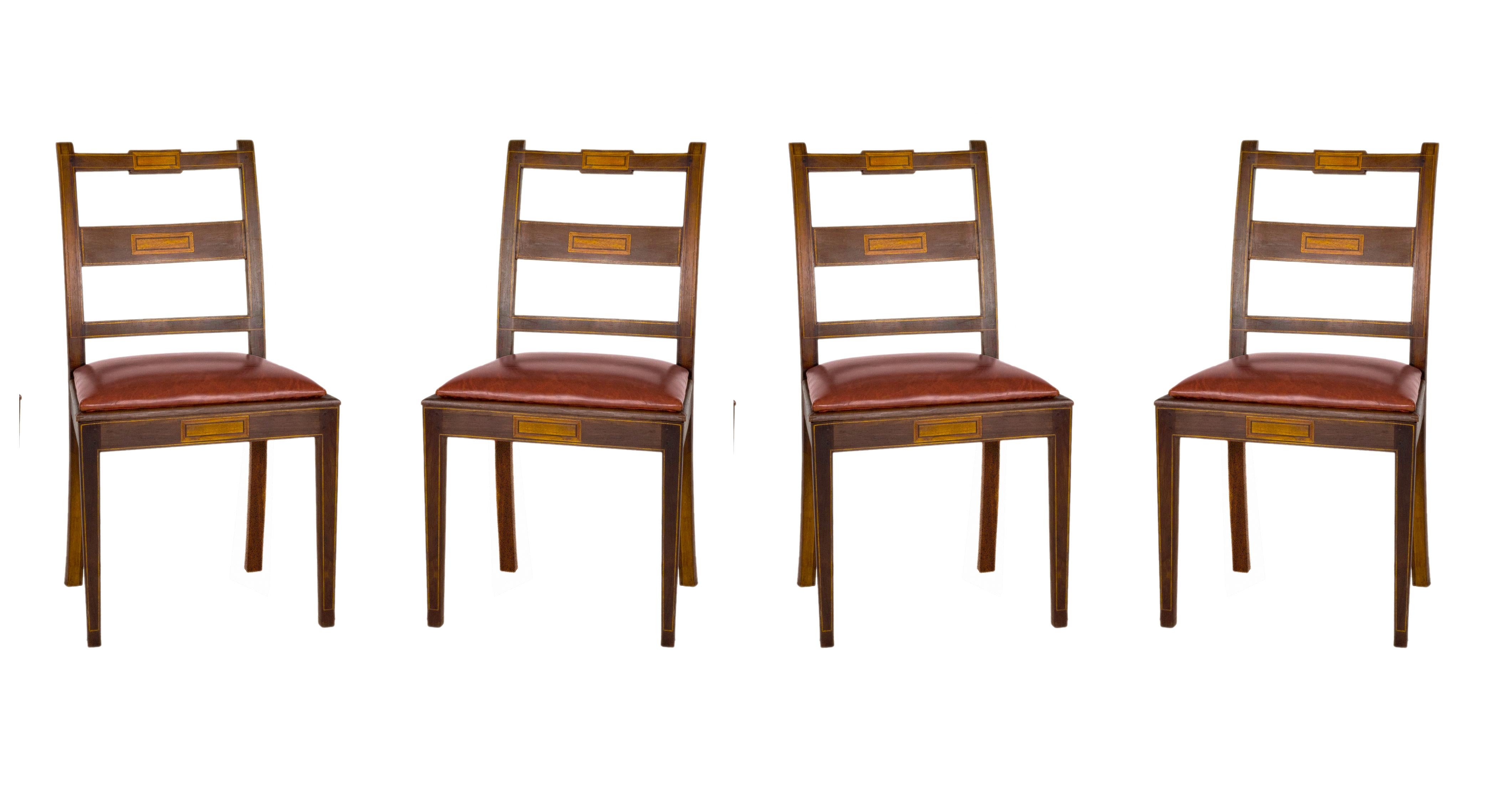 Set di sedie da pranzo in legno massiccio meticolosamente mantenuto con imbottitura in paglia naturale e tomaia in morbida pelle, sistema a doppio strato, intarsio lineare.
Set di sei sedie in stile classico portoghese, rifinite da un falegname, in