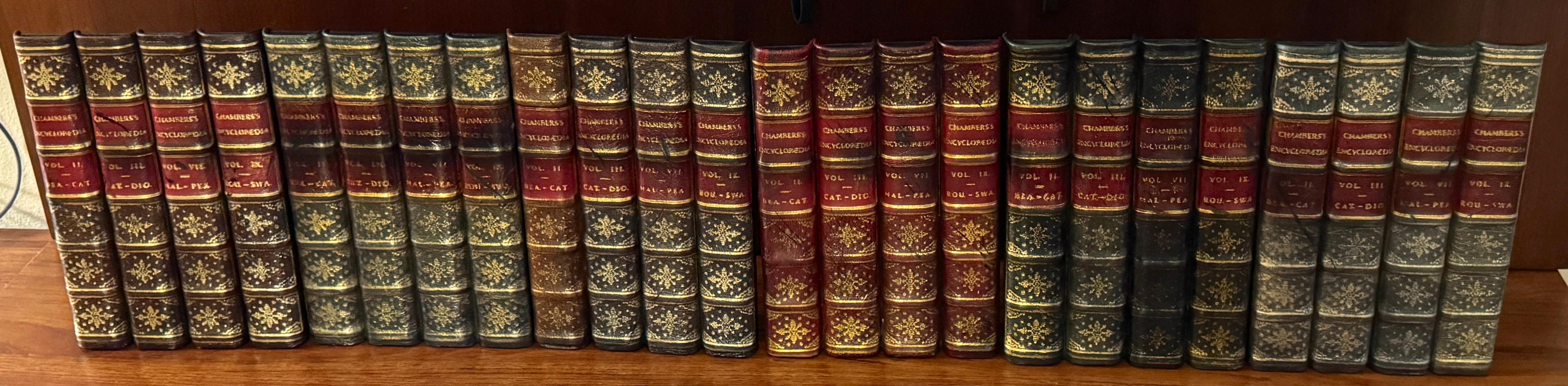 Ensemble de 6 façades de livres de bibliothèque en cuir, Angleterre, fin du 20e siècle

Cet ensemble de six façades de livres de bibliothèque anglaise en faux mannequin, reliées en cuir et datant de la fin du XXe siècle, est un exemple remarquable