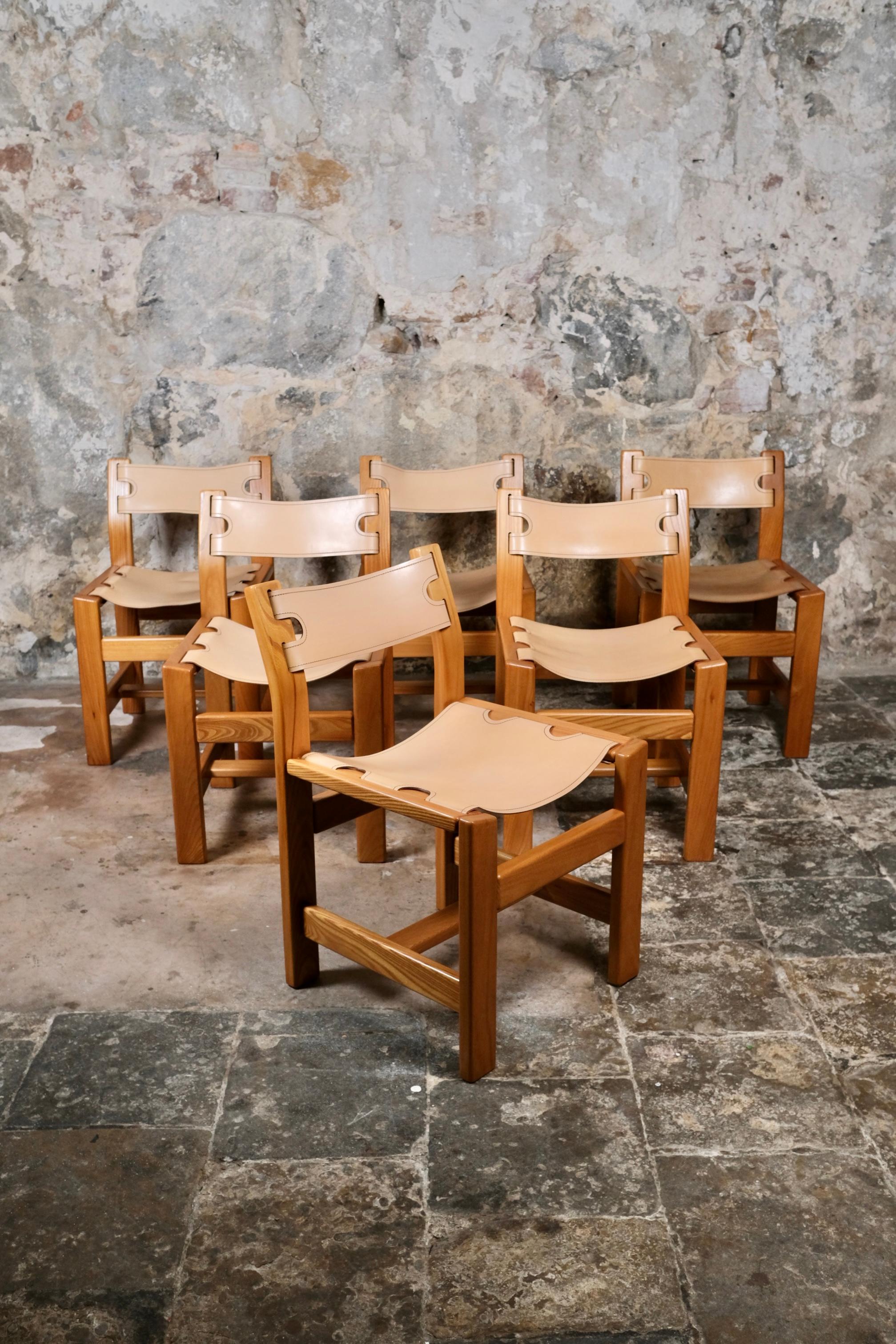 Beautiful set of 6 chairs in elm wood and leather, made by Maison Regain in France in the 1980s.
Beautiful wood grain and color, creamy saddle-stitched leather.
One chair has a slightly different patina (see photos).
Very good condition overall,