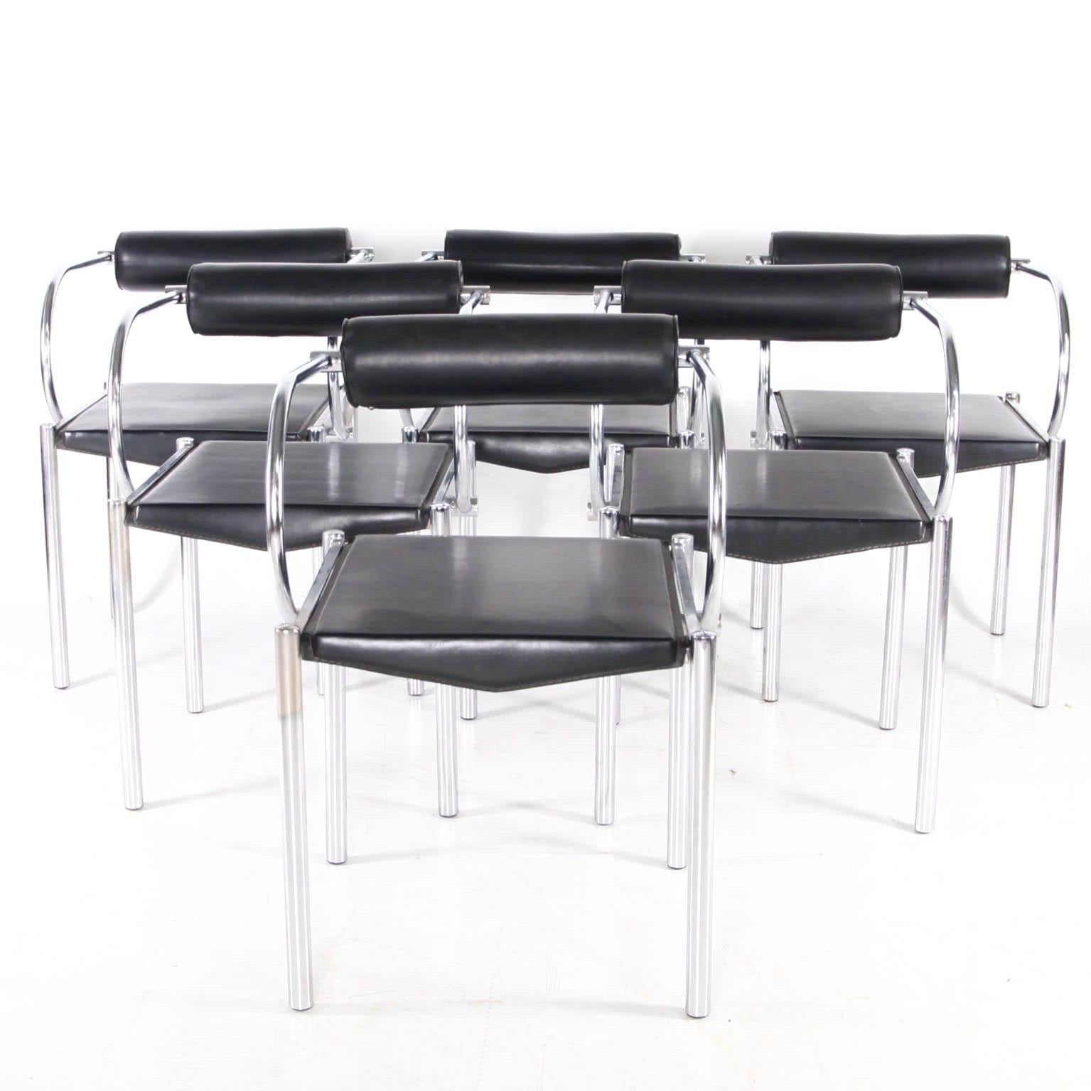Bellissimo set di 6 pezzi in pelle e cromo degli anni '70
Italia. sedie da pranzo. 
Ottimo design e comfort.

