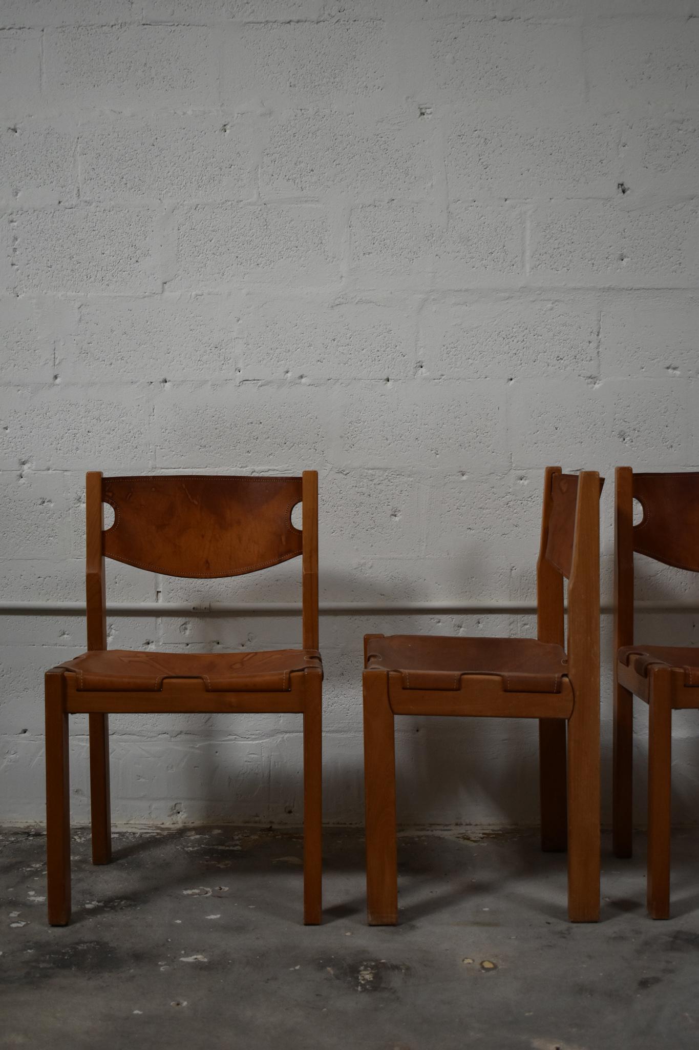 Mid-Century Modern Ensemble de 6 chaises de salle à manger en cuir par Maison Regain en vente