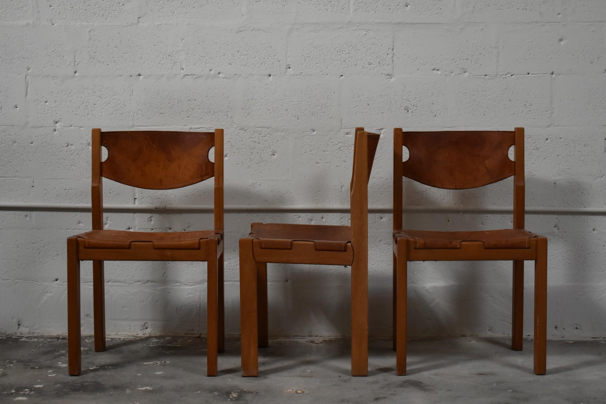 Français Ensemble de 6 chaises de salle à manger en cuir par Maison Regain en vente