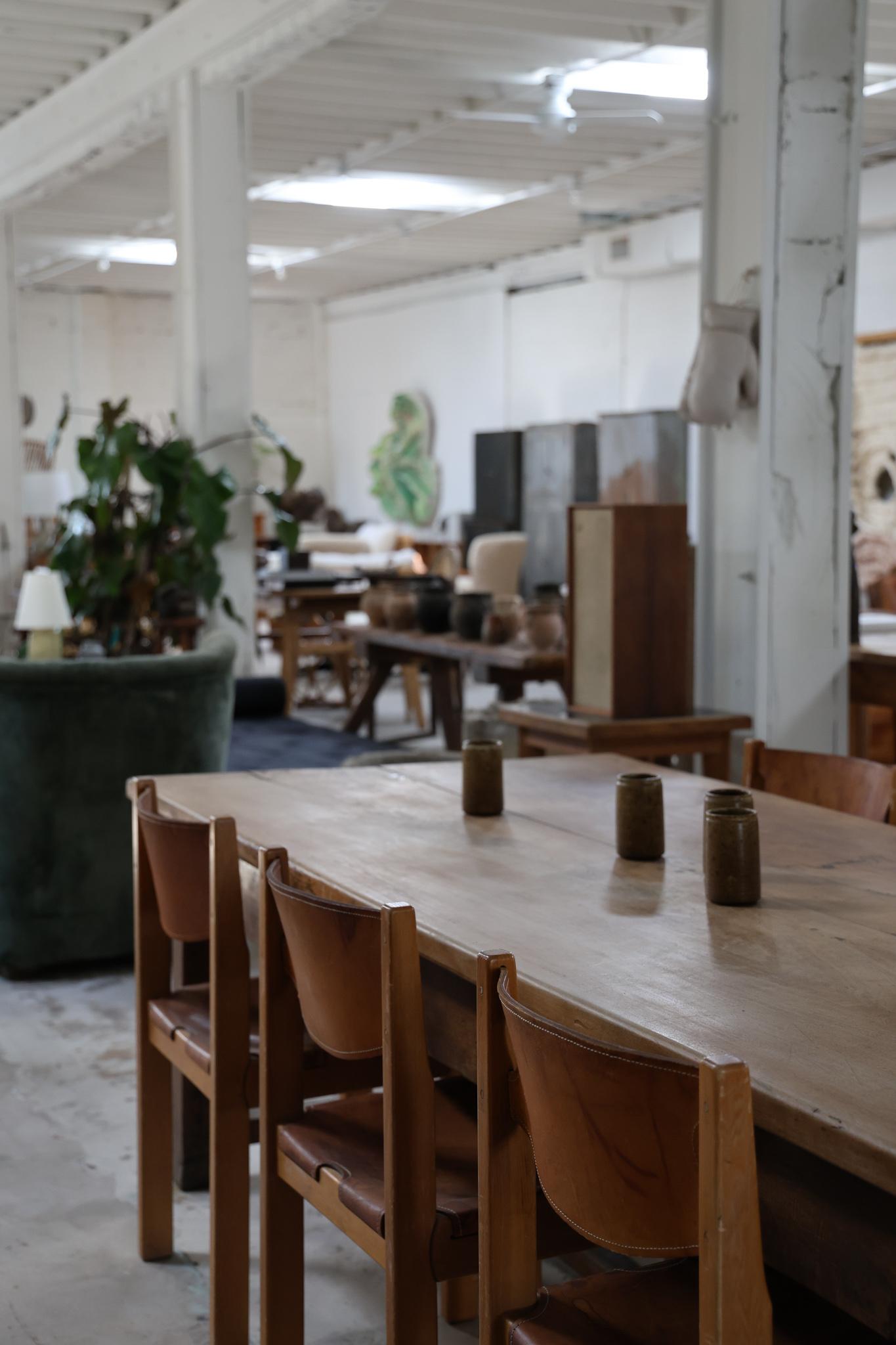 Fait main Ensemble de 6 chaises de salle à manger en cuir par Maison Regain en vente