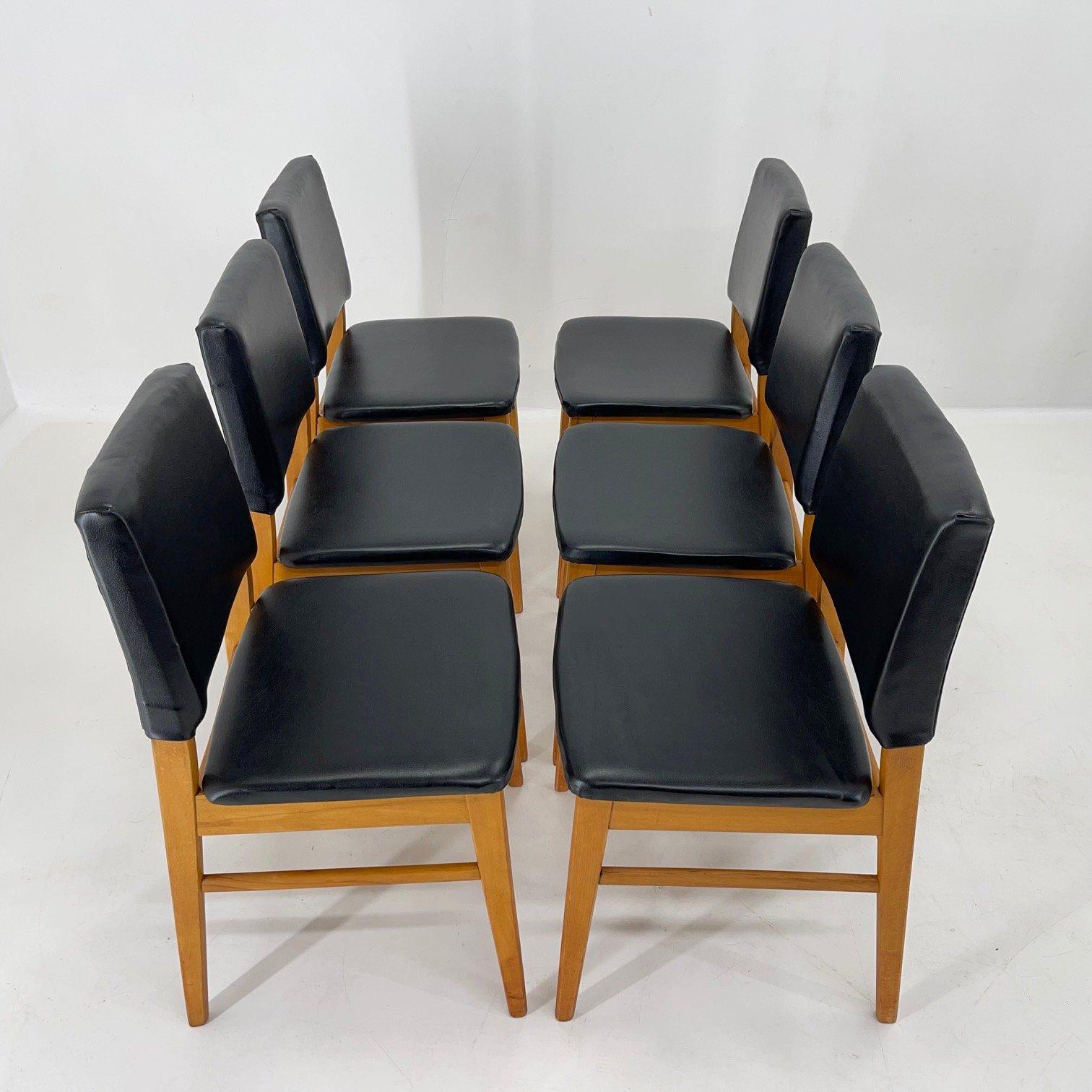 Satz von sechs Vintage-Stühlen aus Kunstleder und Holz, hergestellt in der Tschechoslowakei in den 1960er Jahren. Hölzerne Teile wurden aufgearbeitet.
