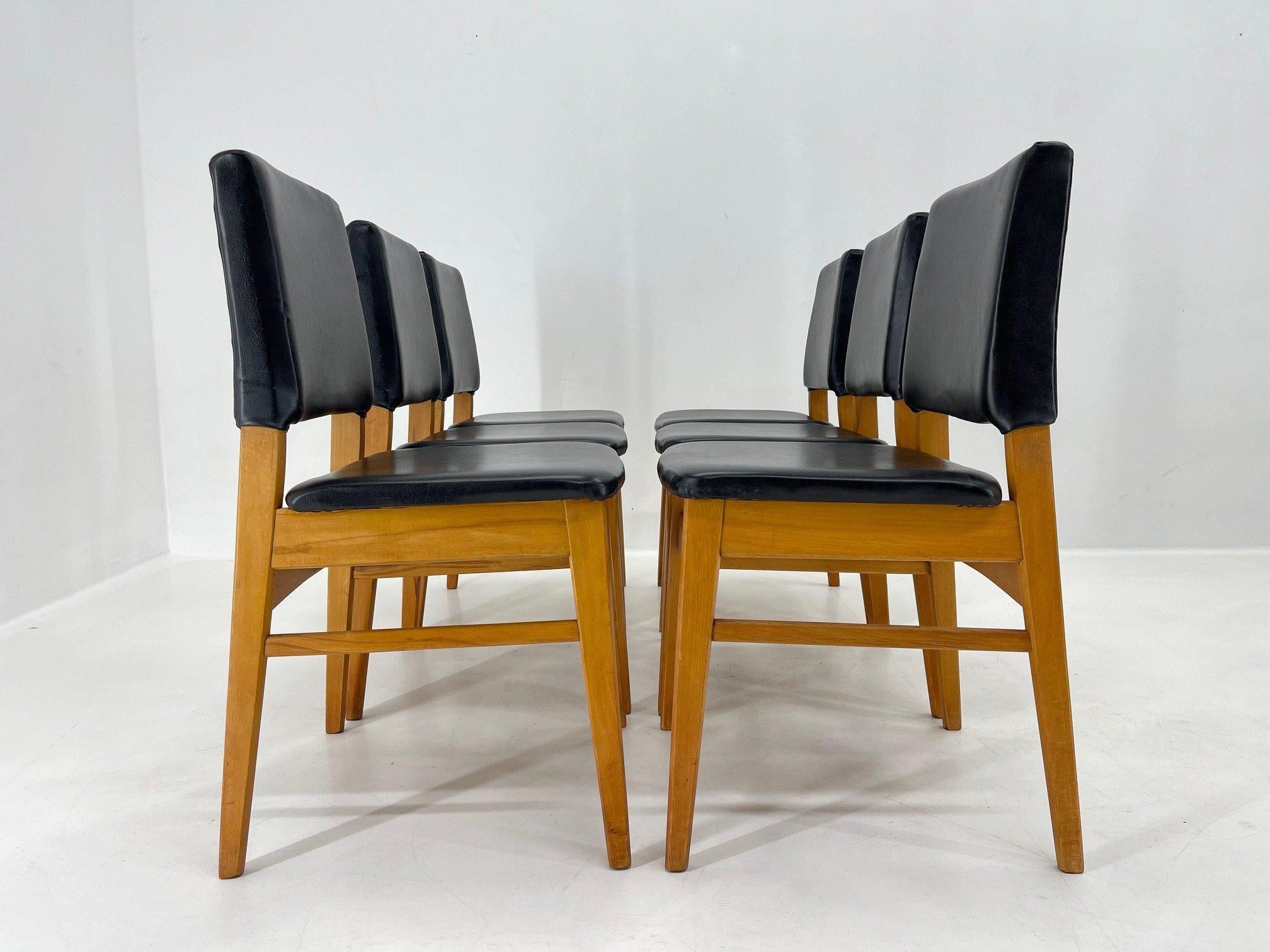 Satz von 6 Stühlen aus Leder und Holz, Tschechoslowakei, 1960er Jahre im Angebot 7