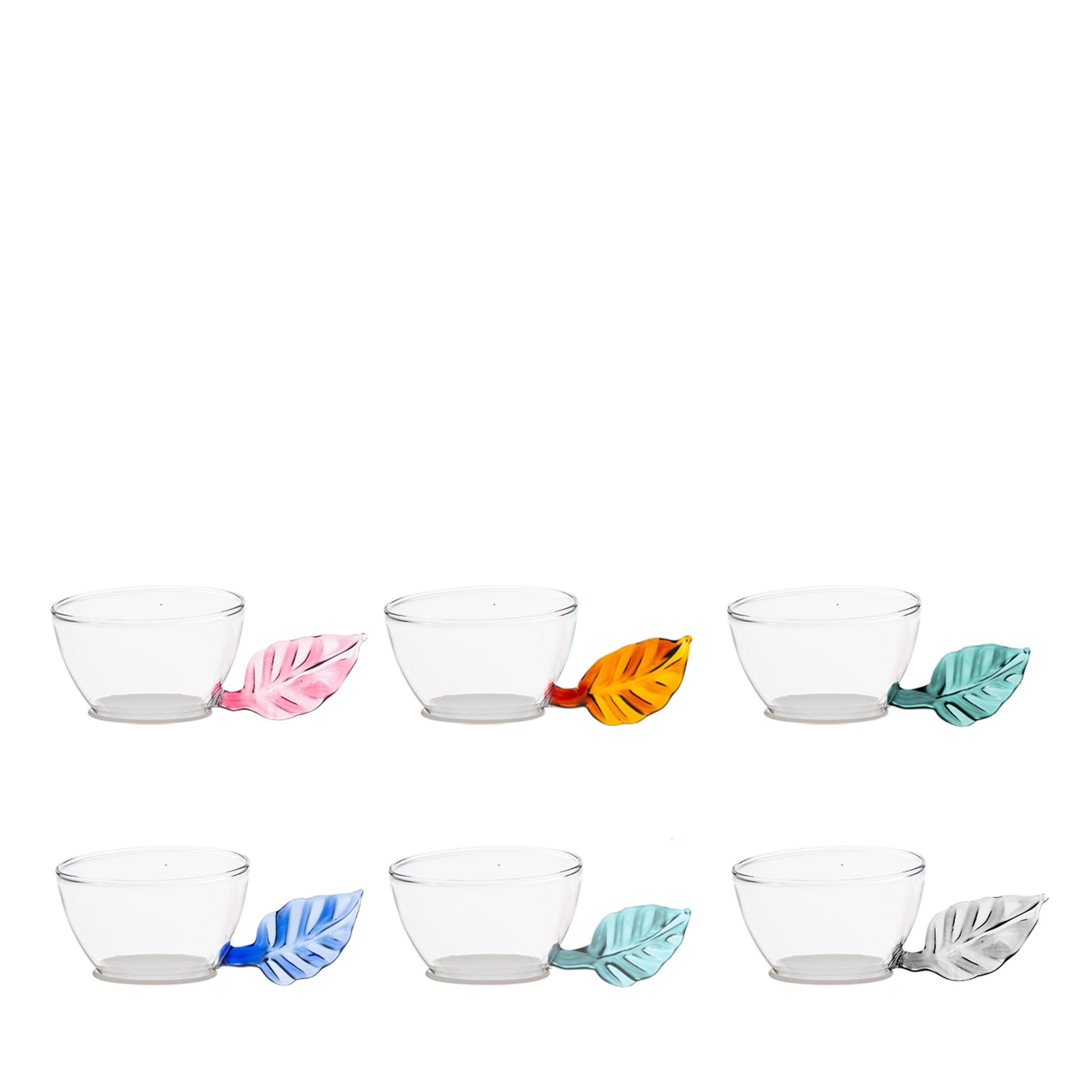 Small and cute mini cups in transparent glass with a colored leaf as a handle and a cylindric white glass base were placed it. This set of 6 cups is handcrafted in Venice. It's possible to wash them in the dishwasher.