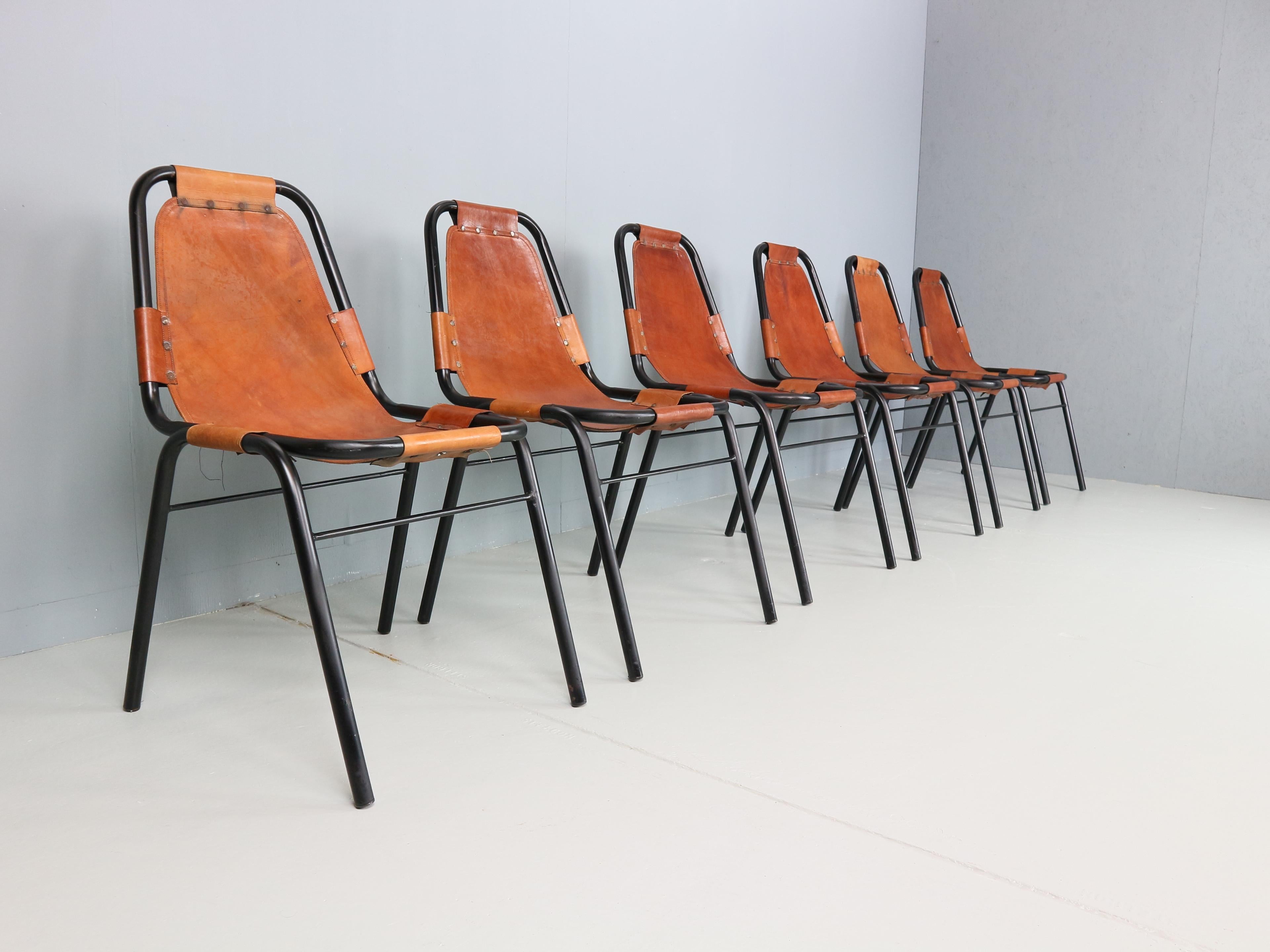 Mid-Century moderno Set di 6 sedie da pranzo Les Arcs in pelle cognac selezionate da C.Perriand anni '60 in vendita