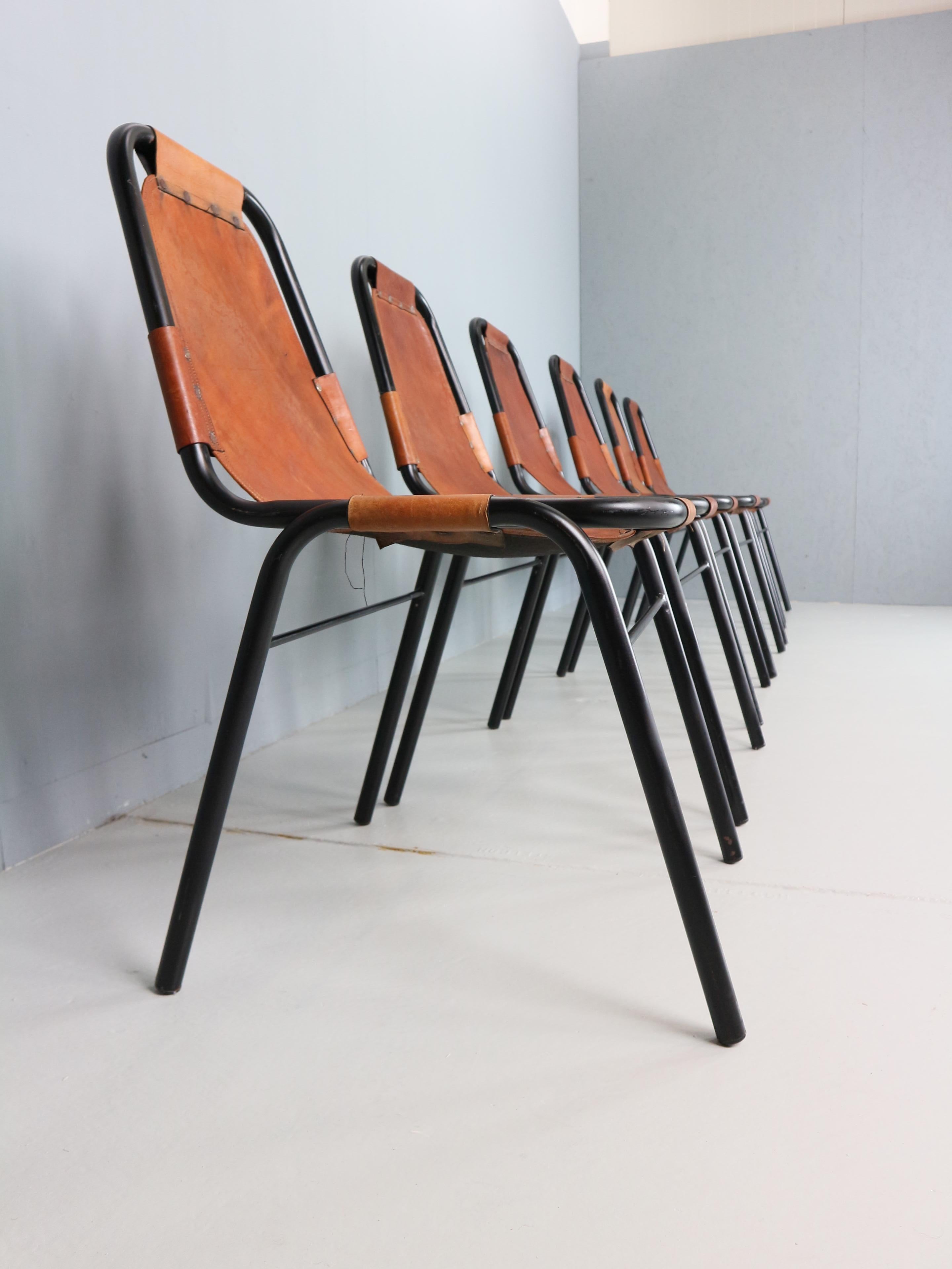 Italiano Set di 6 sedie da pranzo Les Arcs in pelle cognac selezionate da C.Perriand anni '60 in vendita