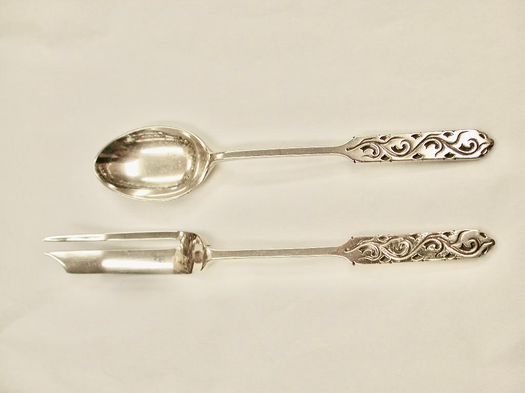 Set Of 6 Liberty & Co Cake Forks with 6 Teaspoons To Match, hallmarked from1928 to 1933, 
assayed in Birmingham.
Lovely arts and crafts pattern which was exclusive to