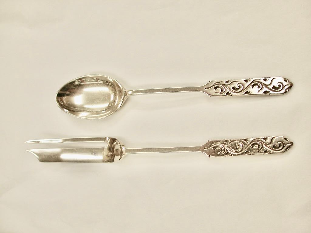 Ensemble de 6 fourchettes à gâteaux Liberty & Co avec 6 cuillères à café assorties, poinçonnées de 1928 à 1933, 
analysé à Birmingham.
Joli motif artisanal qui était exclusif à 