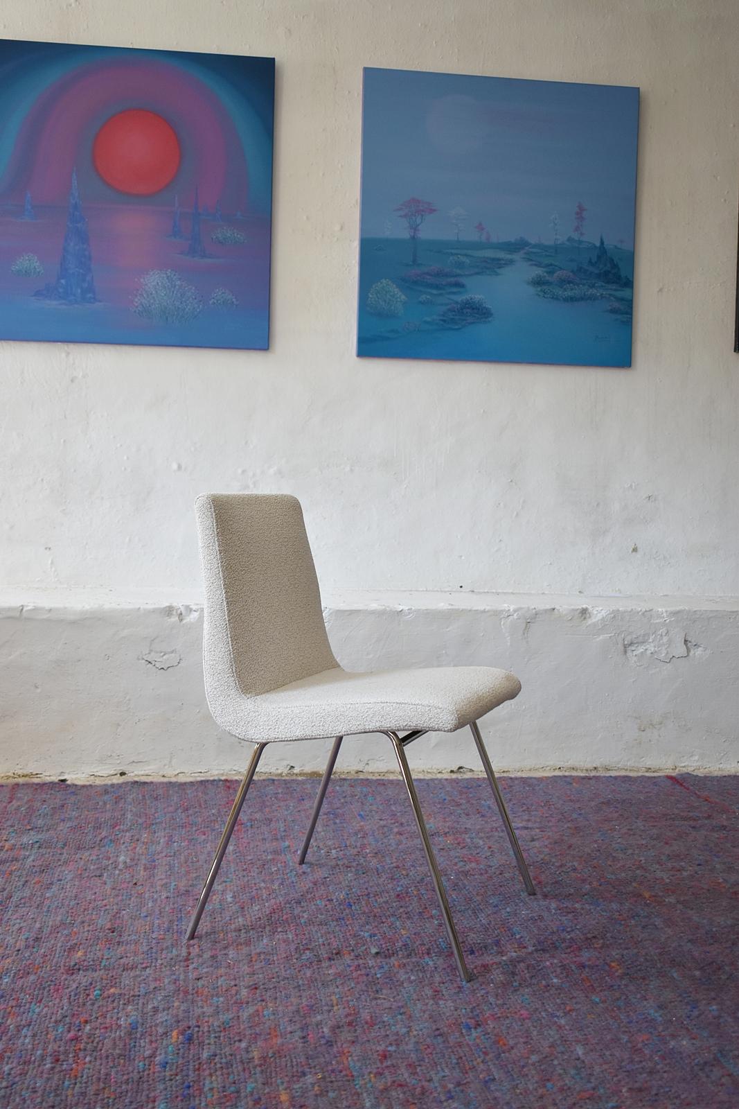 Este exquisito conjunto de seis sillas de comedor fue diseñado por Pierre Paulin. 
En enero de 2009, Ligne Roset decidió reproducir esta silla original de la carrera de Pierre Paulin (1953), cuya pura sencillez de formas sólo tiene rival en su nivel