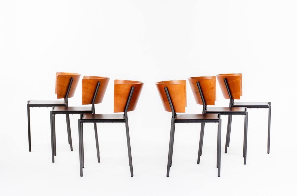 Ensemble de 6 chaises conçues par Philippe Starck pour XO (signées XO sur la structure)
Modèle Lila Hunter
Structure en métal noir, assise en cuir noir, dossier en bois.