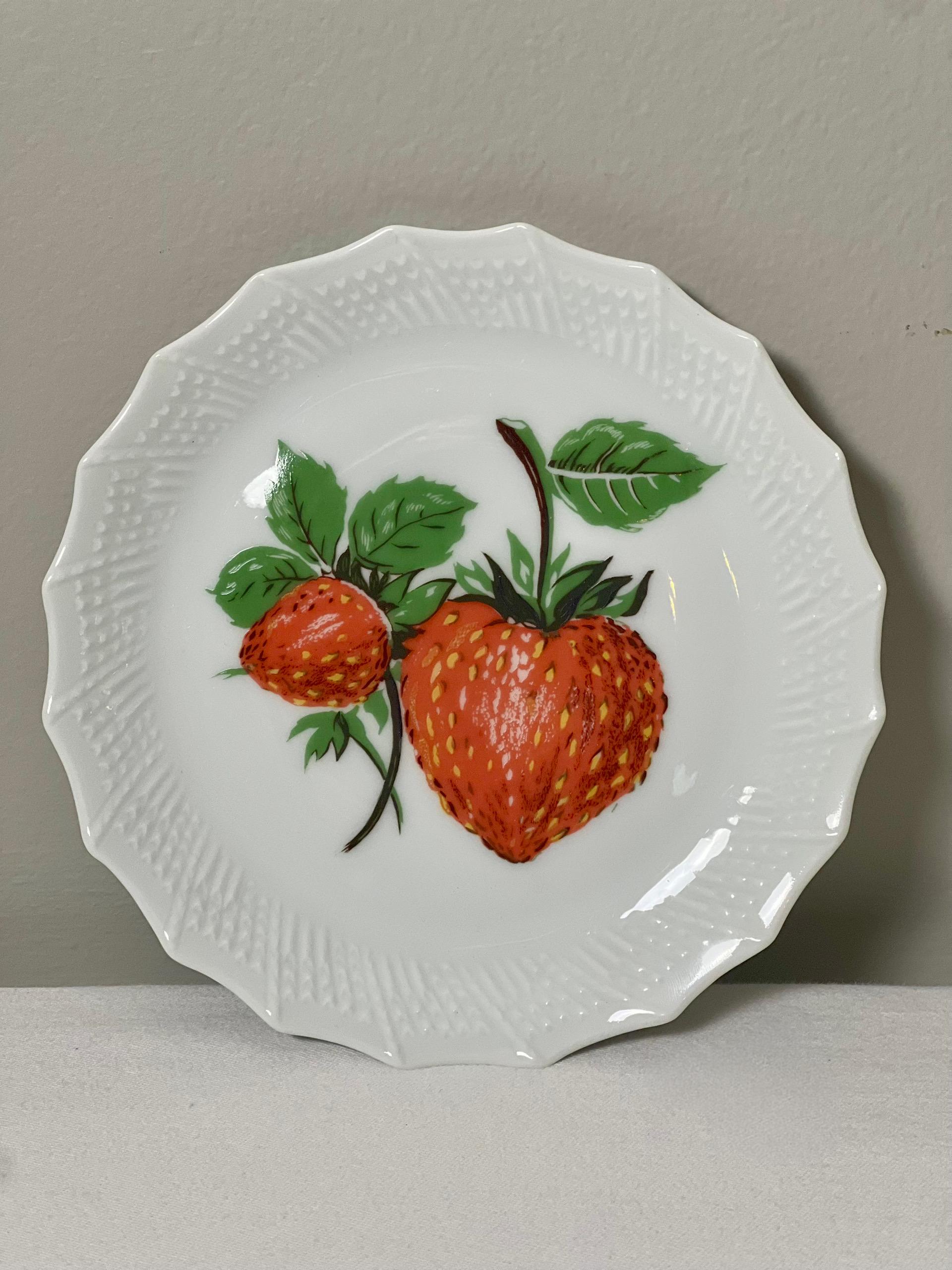 Heiterer Satz von sechs Vintage Limoges, Frankreich Porzellan Dessert- oder Käseteller mit verschiedenen Obstmotiven. Jeder Teller zeigt eine andere Frucht, darunter Kirschen, Quitten, Pflaumen, Erdbeeren, Himbeeren und Stachelbeeren, mit einem