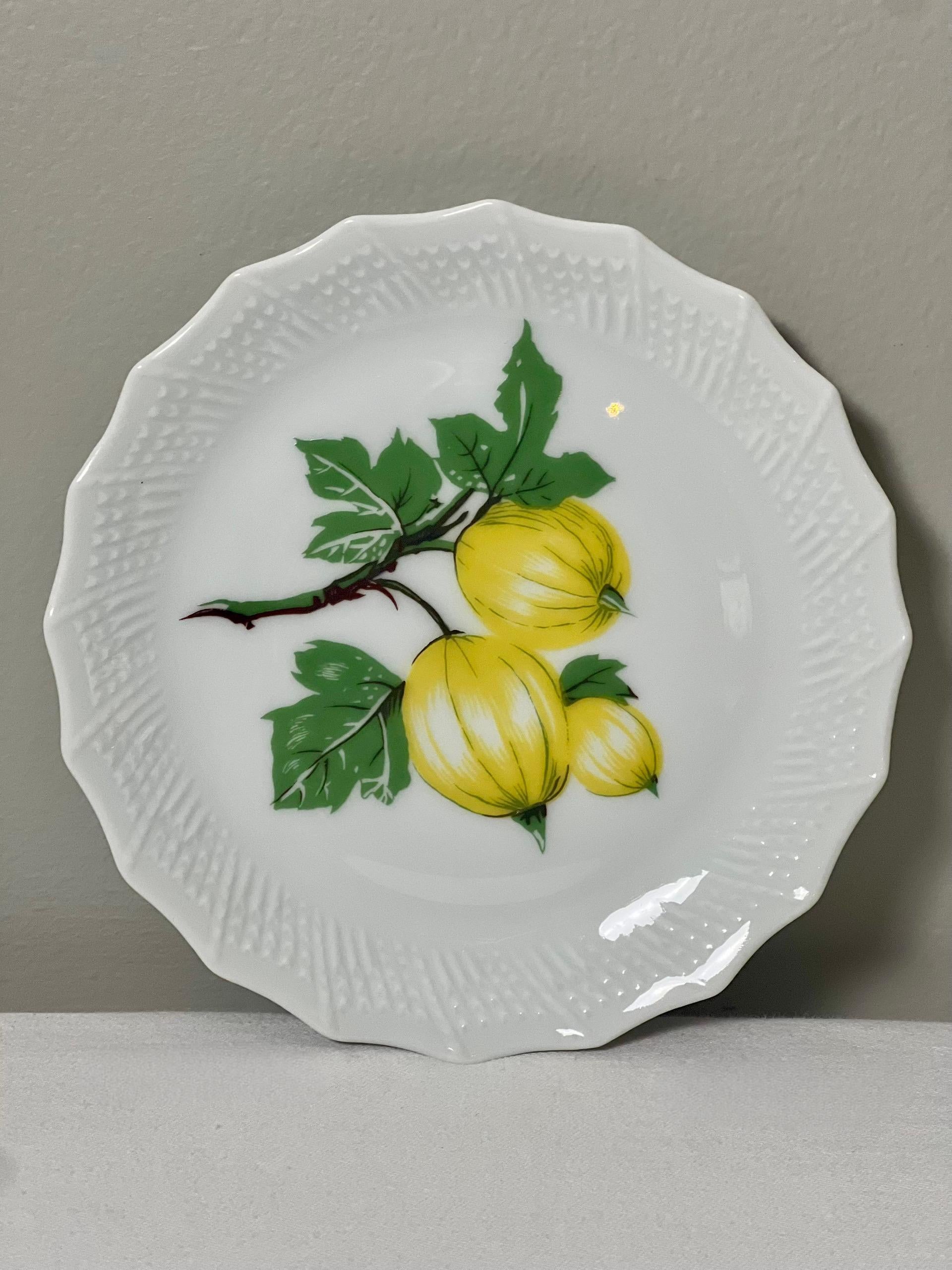 Set von 6 Limoges-Früchten-Dessert- oder Käsetellern mit verschiedenen Früchten, Frankreich (20. Jahrhundert) im Angebot