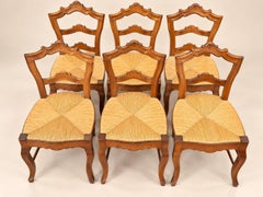 Set di 6 sedie in stile Luigi Filippo — Schienali intagliati — Sedute intrecciate in giunco