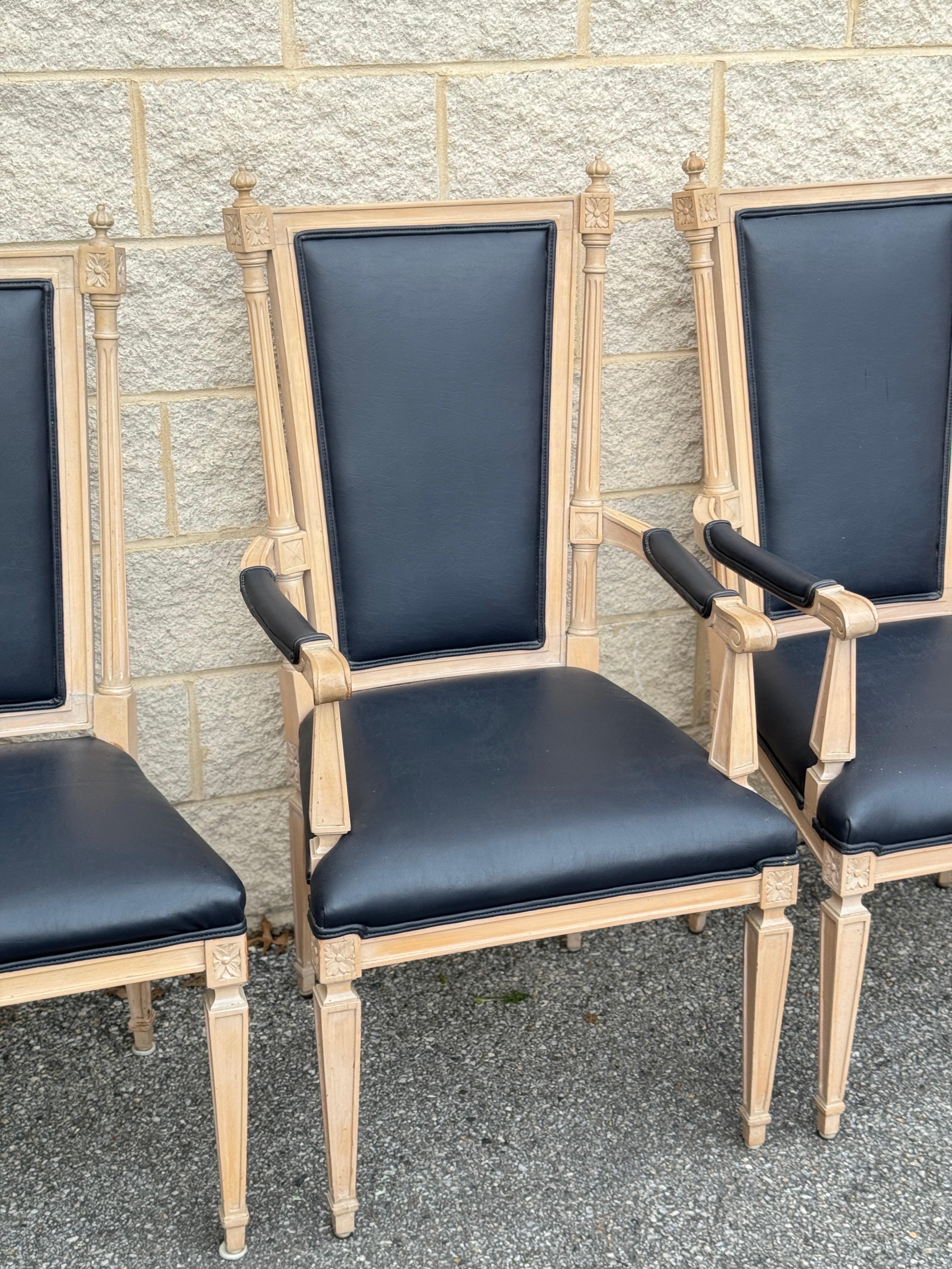 6 Stühle im Louis XIV-Stil mit kunstvoll geschnitzten Holzrahmen und luxuriöser Lederpolsterung. Enthält 2 Sessel mit den Maßen 45