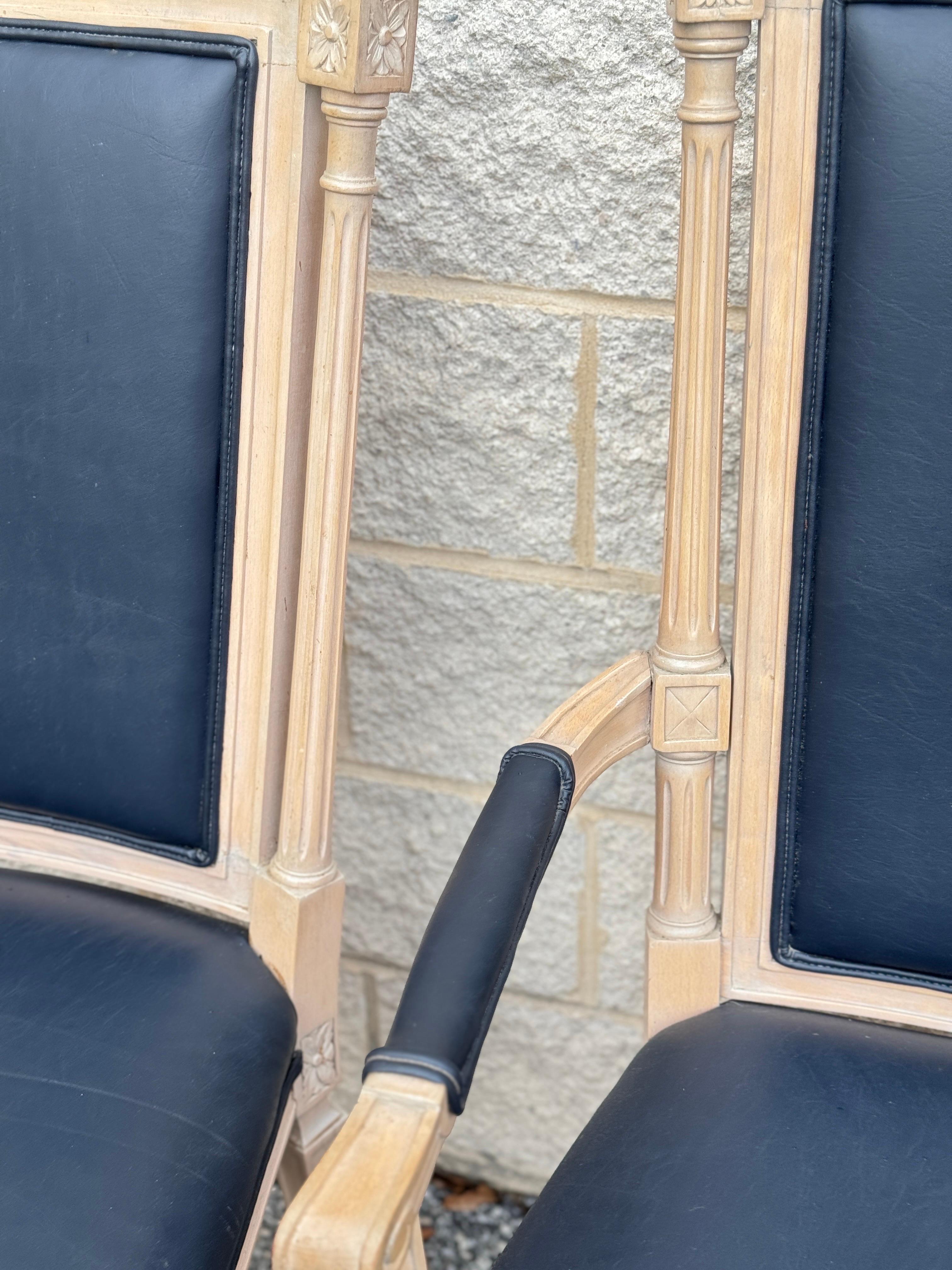 Satz von 6 Esszimmerstühlen im Louis XIV.-Stil mit geschnitzten Holzrahmen im Zustand „Gut“ im Angebot in Elkton, MD