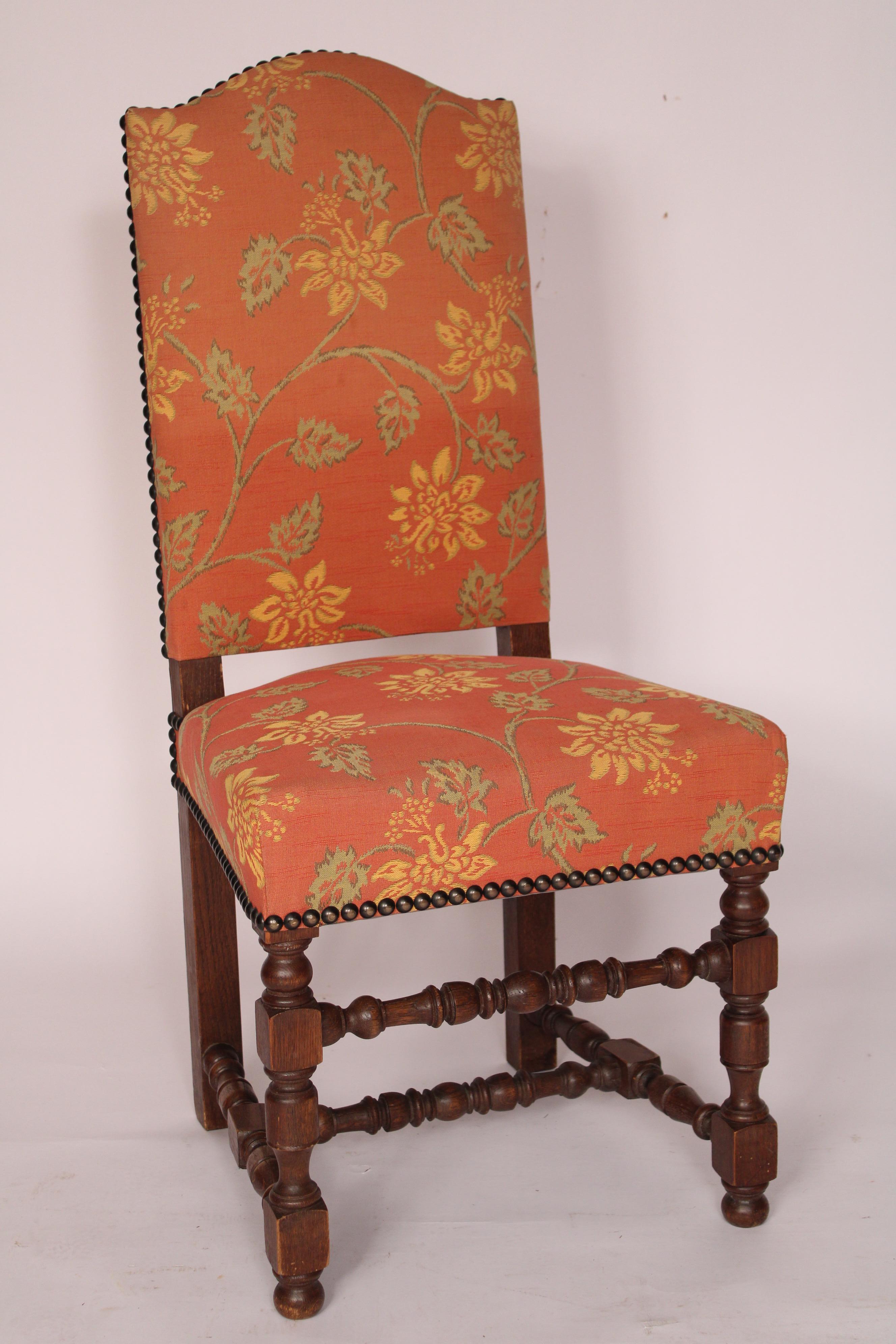 Set di 6 sedie da sala da pranzo in rovere in stile Luigi XIV, circa 1900. Con una barra a forma di arco di cupido, sedili imbottiti, gambe anteriori tornite e barelle. Tappezzeria con finiture in ottone. Le sedie sono state recentemente tappezzate.