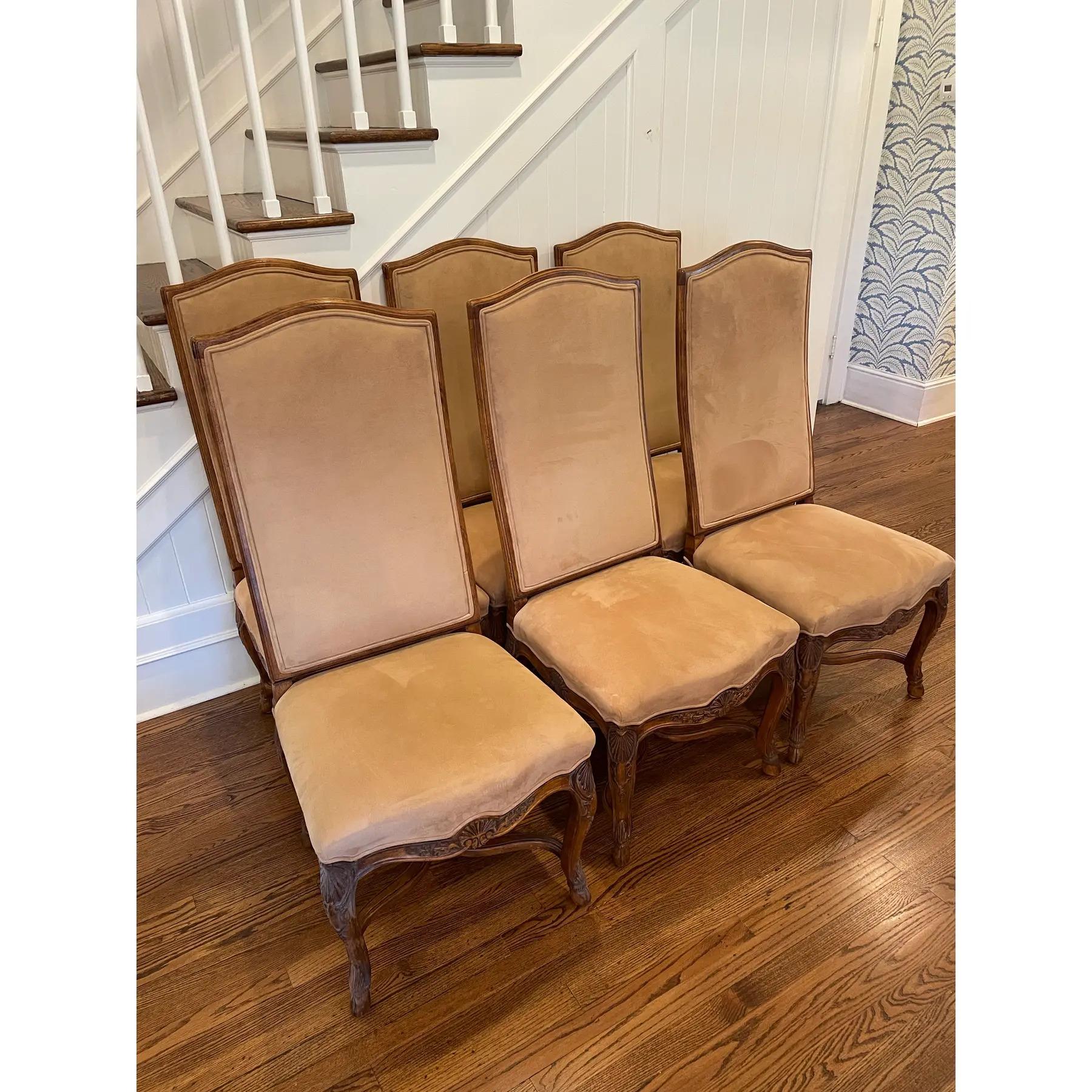 Questo elegante set di sei sedie da pranzo di Century Furniture cattura le curve raffinate e le linee romantiche dello stile francese Luigi XV. Ogni sedia presenta una splendida struttura in legno intagliato con schienali smerlati e classiche gambe