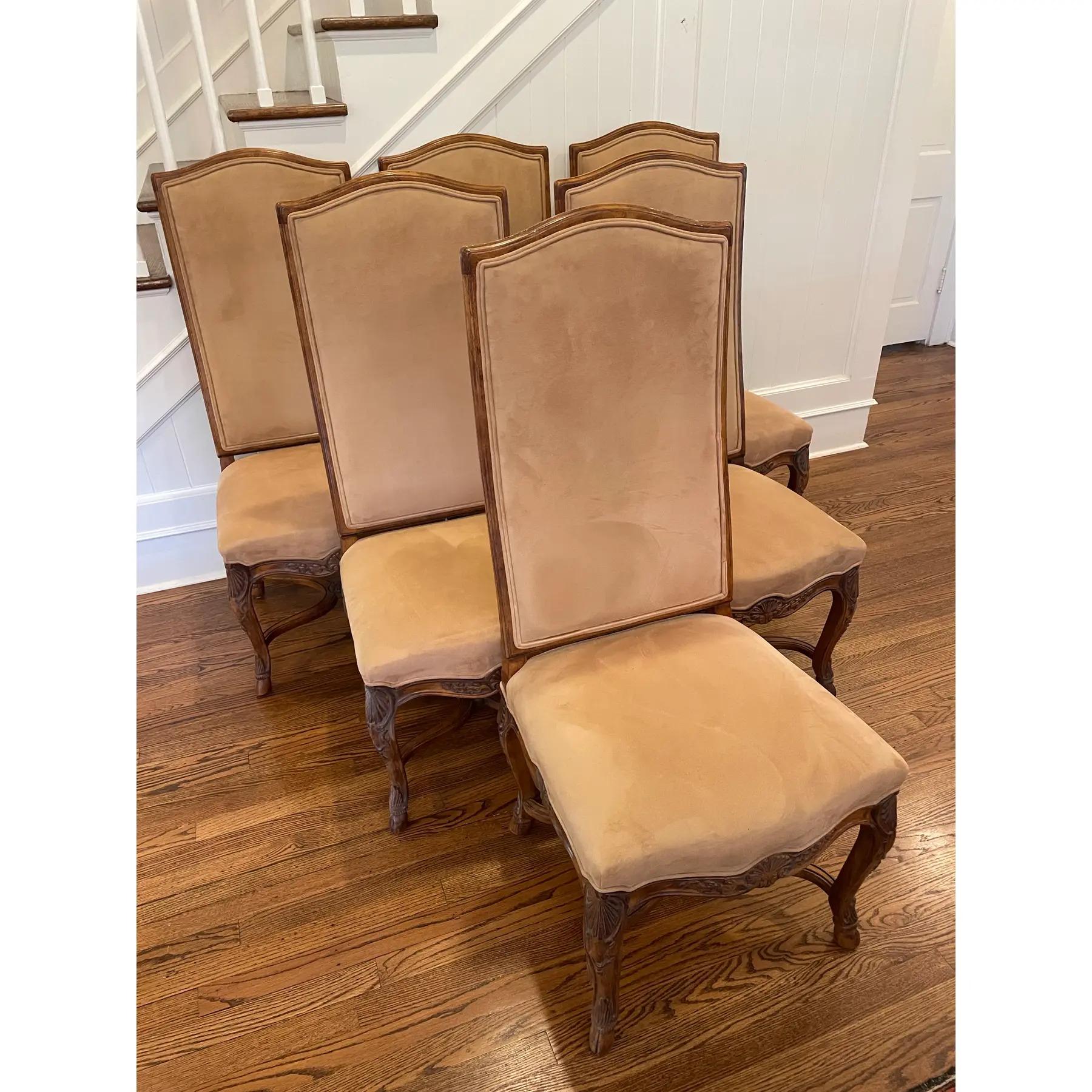 Intagliato Set di 6 sedie da pranzo in velluto Tan in stile francese Luigi XV di Century Furniture in vendita