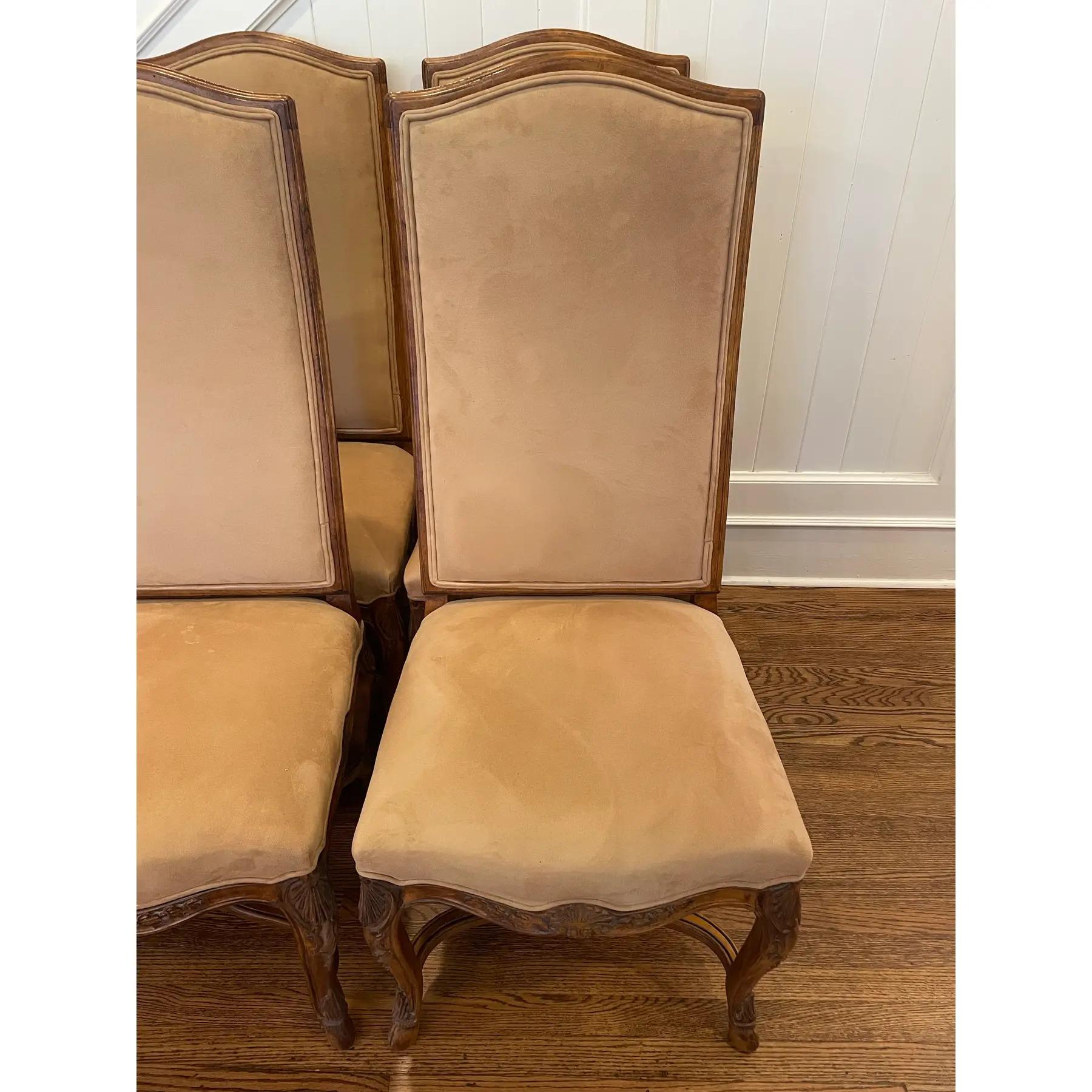 Set di 6 sedie da pranzo in velluto Tan in stile francese Luigi XV di Century Furniture In condizioni buone in vendita a Cookeville, TN