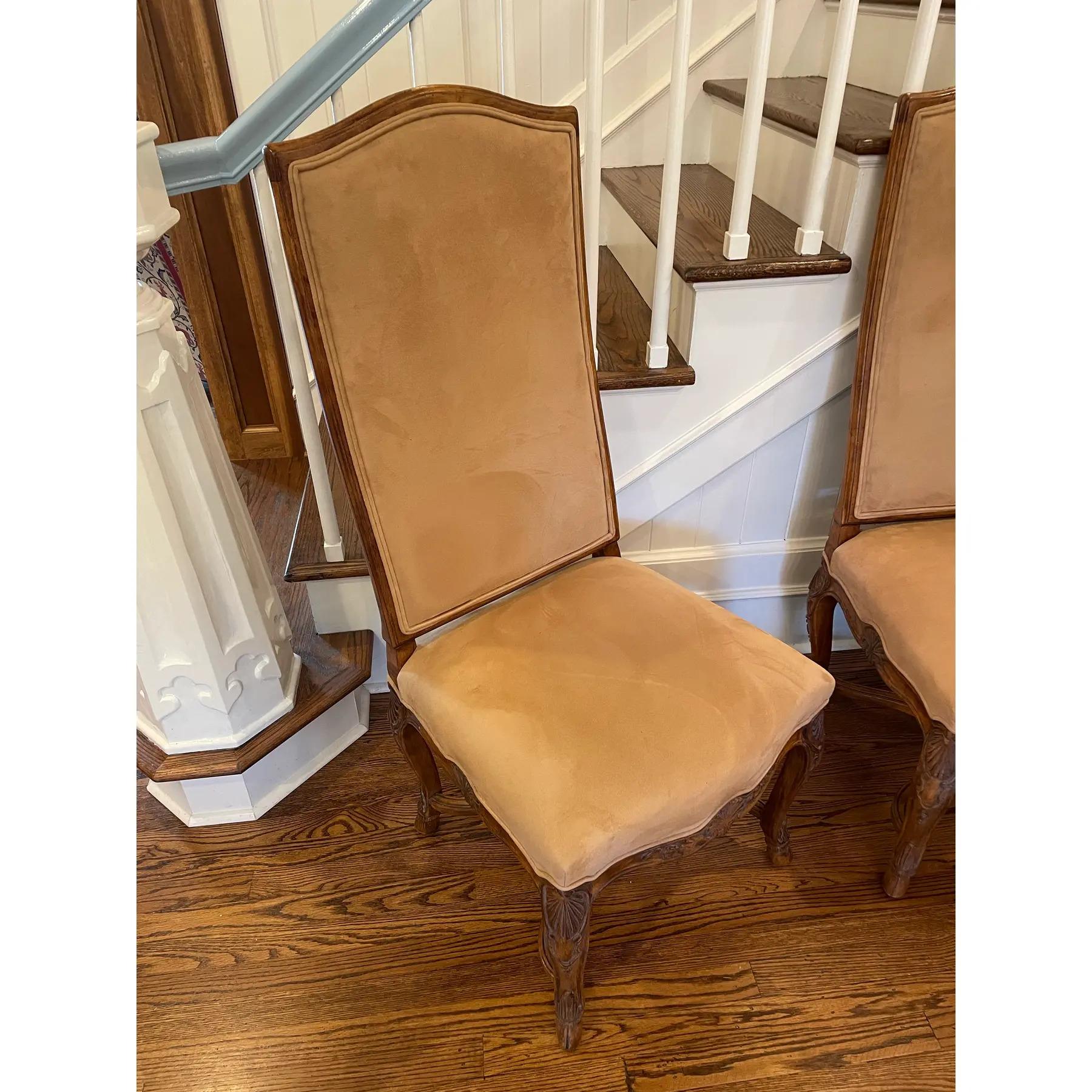 XXI secolo e contemporaneo Set di 6 sedie da pranzo in velluto Tan in stile francese Luigi XV di Century Furniture in vendita