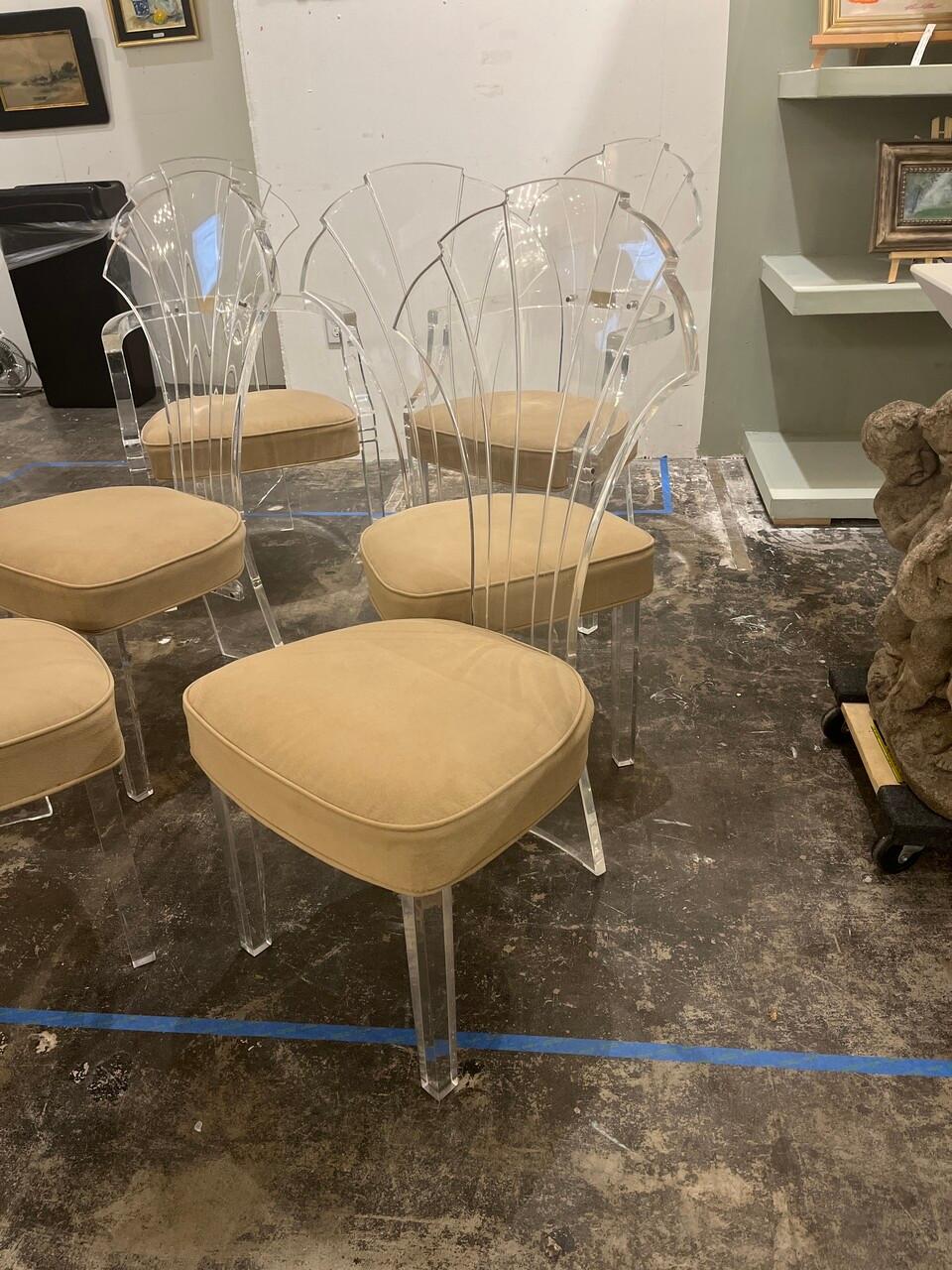 Set of 6 Lucite Hill Mfg. Art Deco Style Dining Chairs with tan velvet seats and fan back seat backs. One chip on a side chair as shown, very little crazing. In the style of Charles Hollis Jones.
Arm Height is 25.25