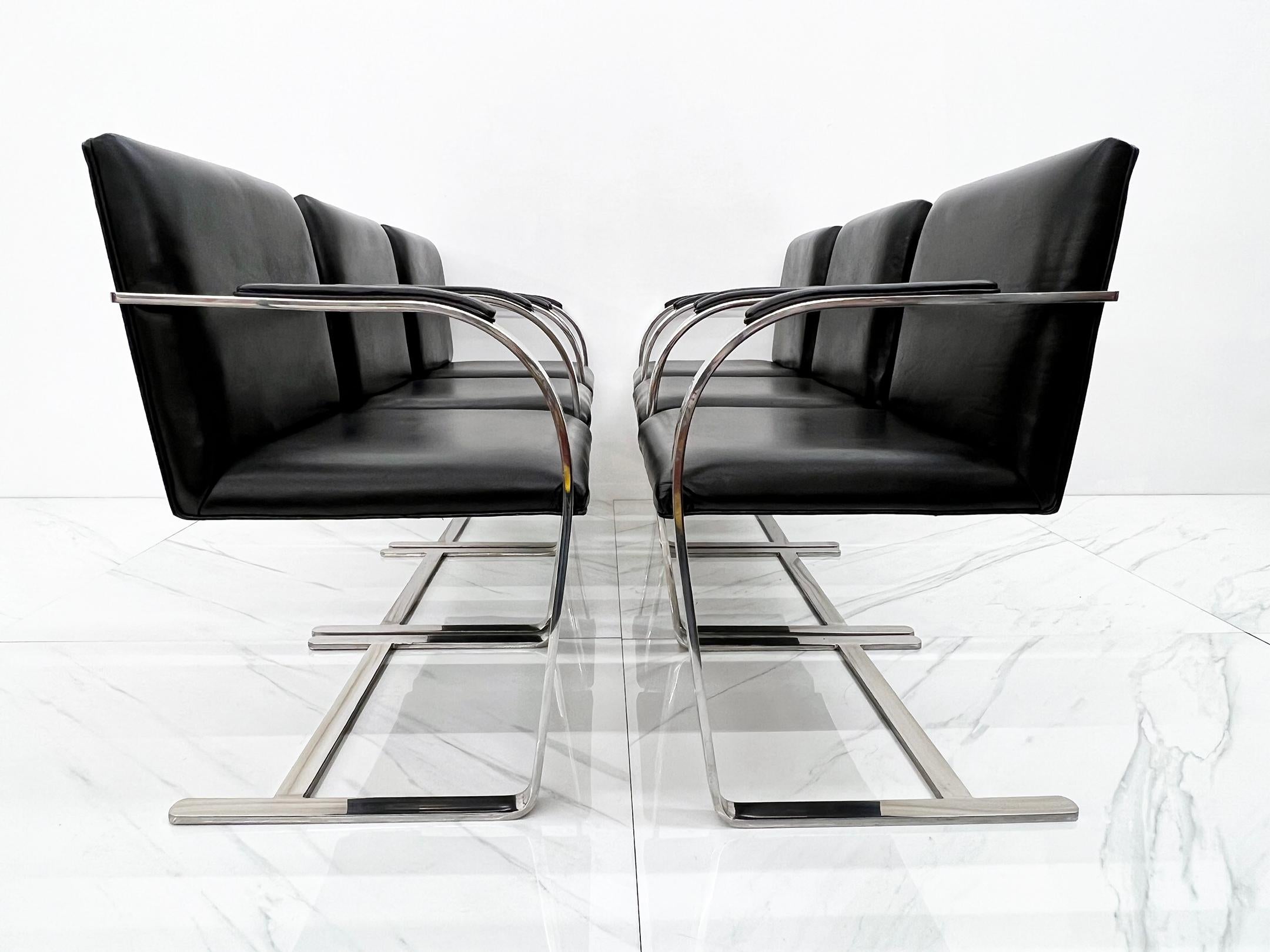 Zeitlos und klassisch. Diese 1930 von Ludwig Mies van der Rohe entworfenen Stühle sind wie George Clooney - sie sehen mit zunehmendem Alter einfach besser aus und kommen scheinbar nie aus der Mode.

Dieses spezielle Set aus den 1980er Jahren ist