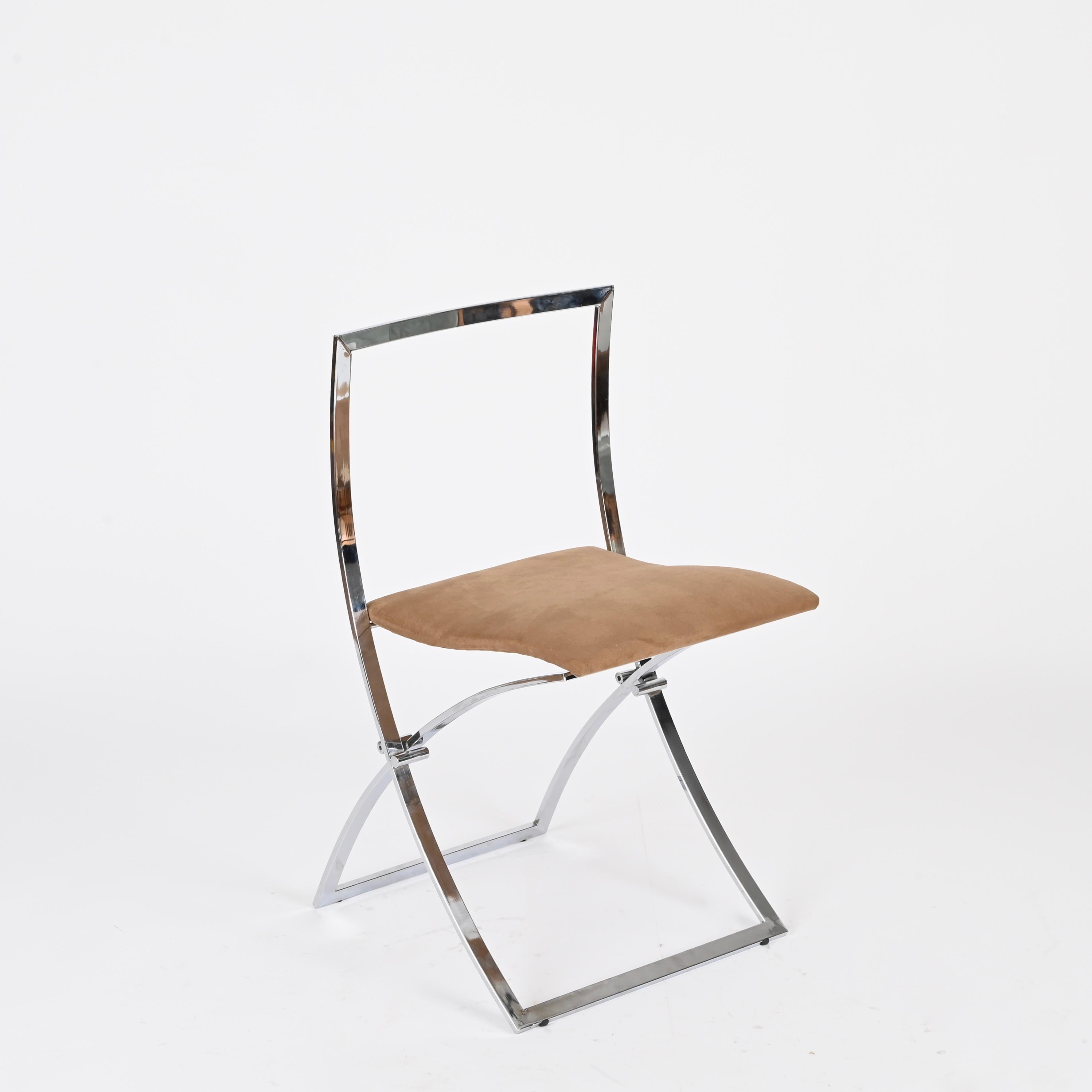 Stunning set of set of six “Luisa” folding chairs in chromed steel and brown suede. This elegant and unique chairs were designed by Marcello Cuneo and produced by Mobel in Italy during the 1970s.

In fabulous conditions, the seats have been newly