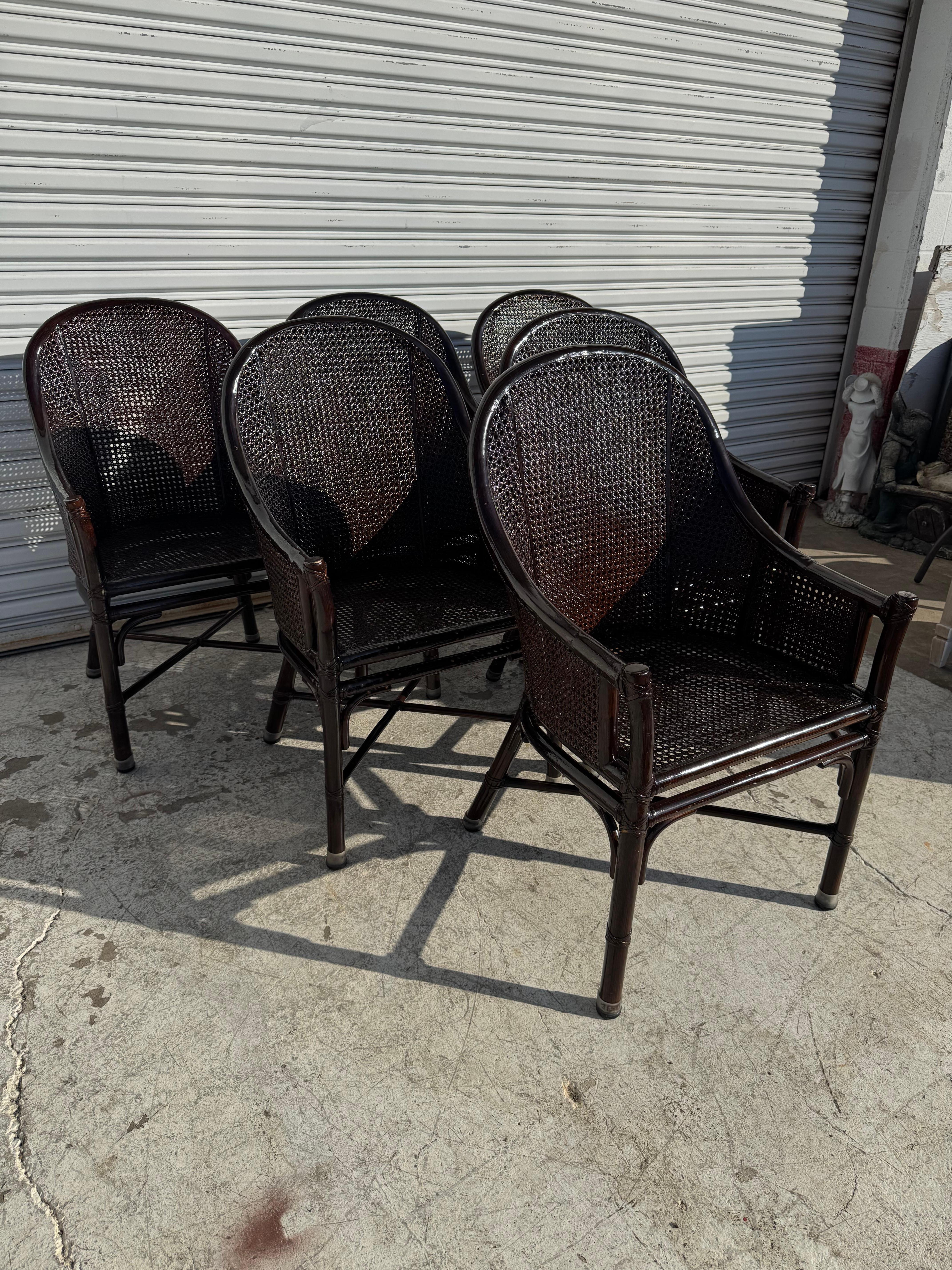 Mid-Century moderno Set di 6 sedie da pranzo in bambù e canna di Maguire in noce scuro in vendita