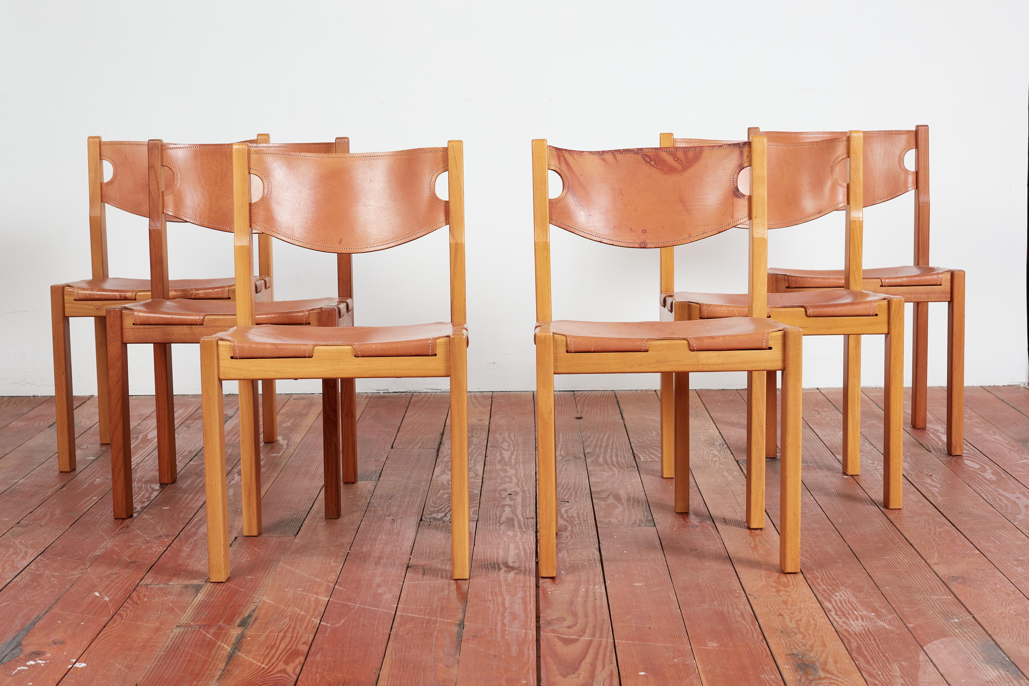 Set di 6 sedie Maison Regain in pelle e legno di olmo.

Splendida patina ricca di pelle e costruzione solida nello stile di Pierre Chapo.

Francia anni '60.