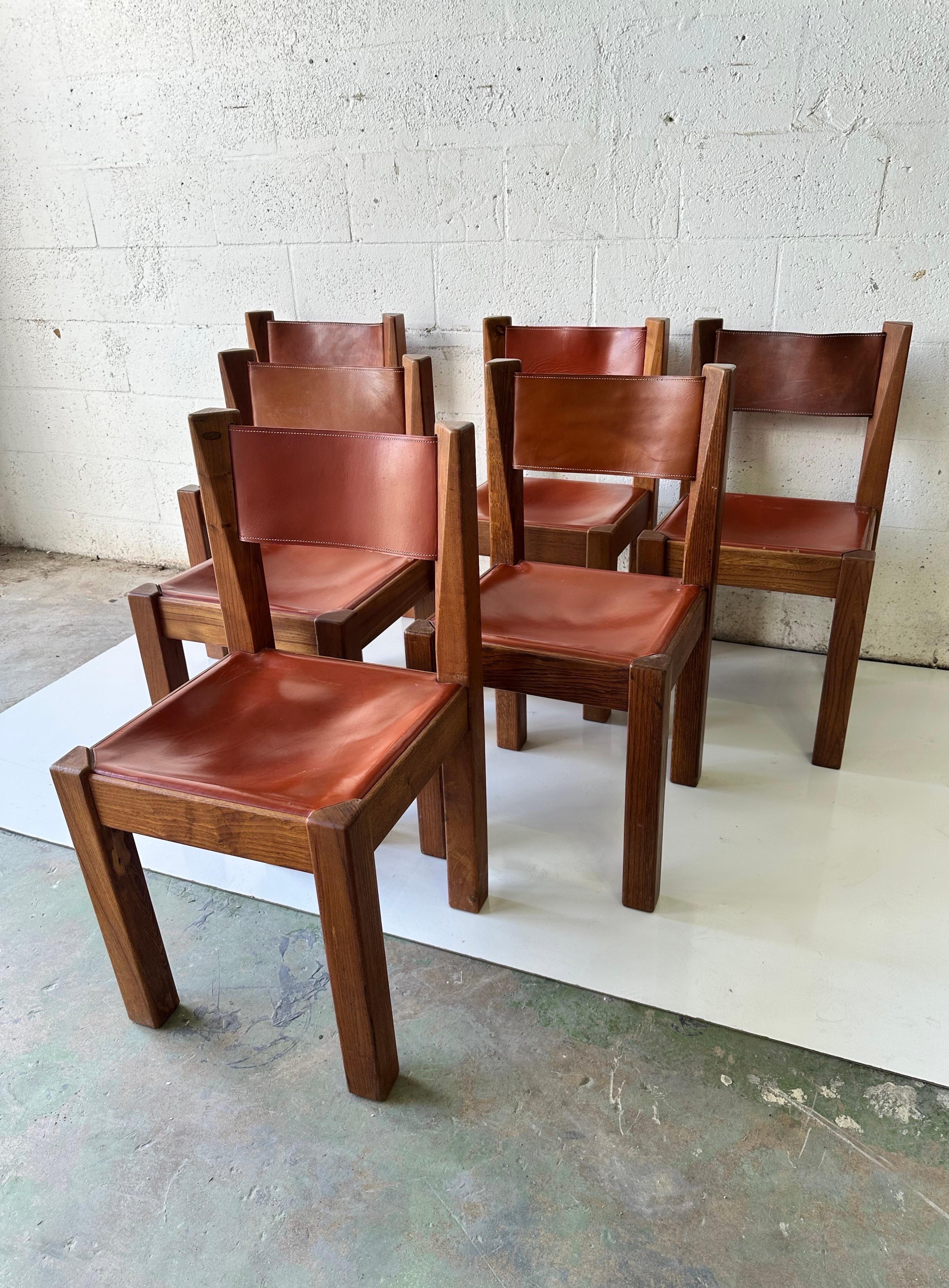 Ensemble de 6 pièces de style Maison Regain  chaise en cuir et bois d'orme .