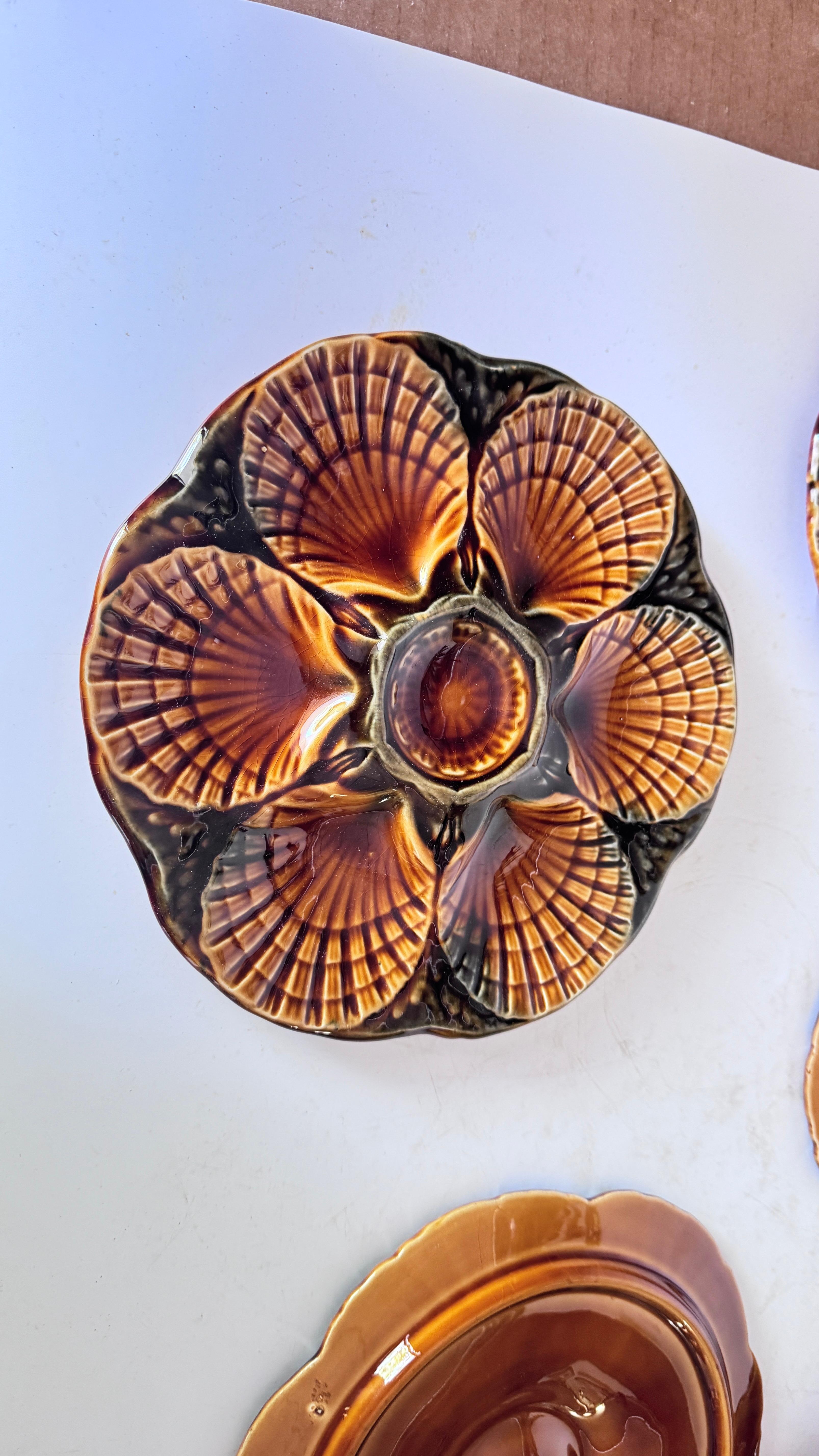 Hand-Painted Set of 6 Majolica Oyster Plates – 19th Century – Green and Brown Glazes For Sale