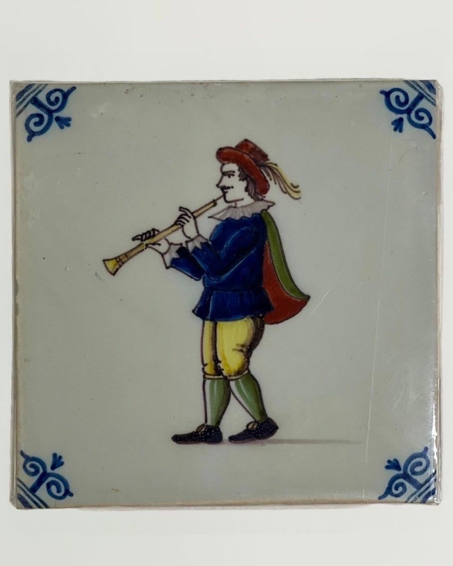 Piastrelle d'epoca dipinte a mano in ceramica policroma di Royal Tichelaar Makkum che vanno dagli anni '20 agli anni '50. Un assortimento ispirato a disegni risalenti al XVII secolo, decorati con vivaci tonalità di blu cobalto, verde e ocra. Ogni