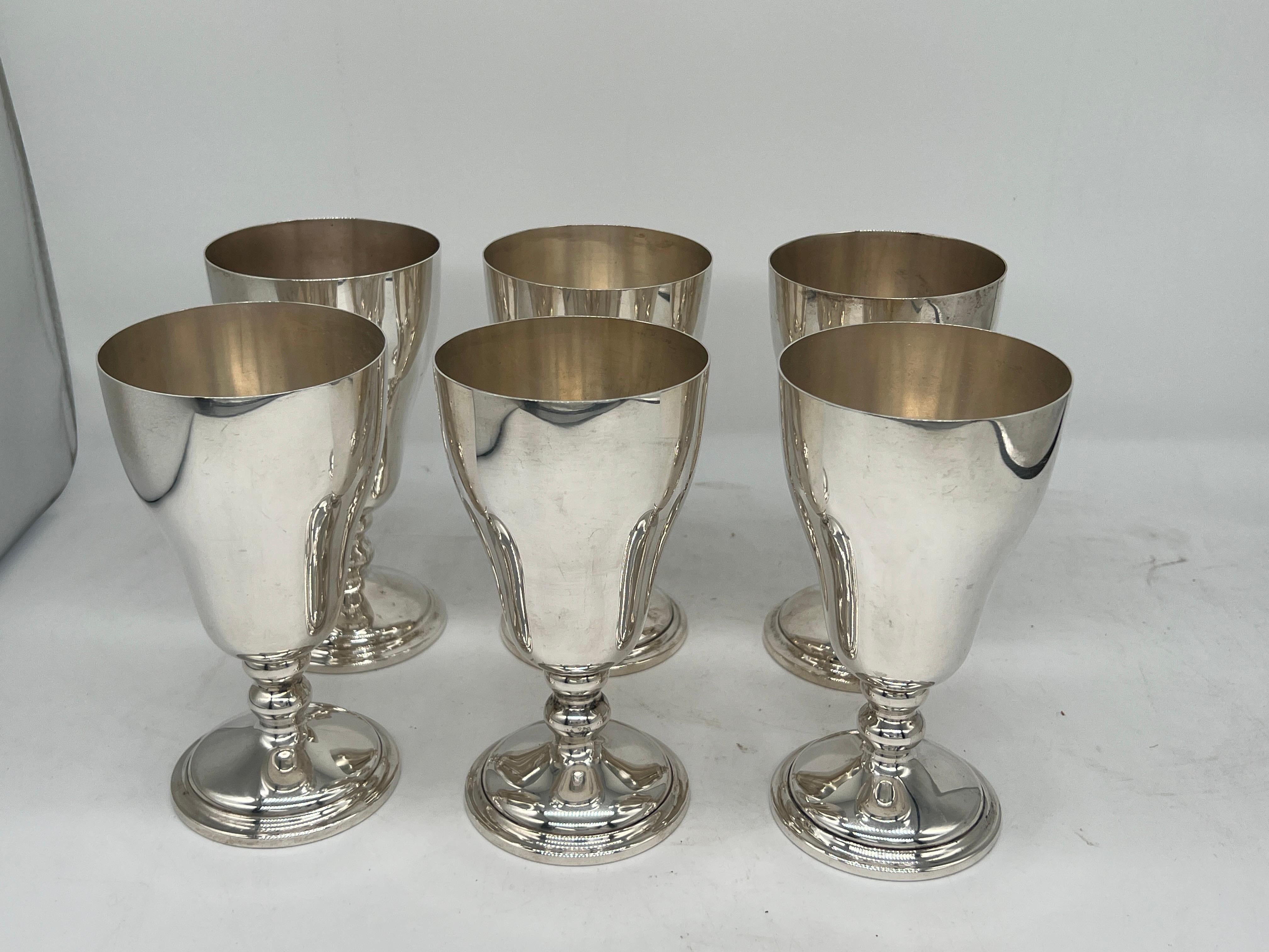 Este exquisito juego de seis copas de plata de ley, elaborado por la renombrada Manchester Silver Company, ejemplifica la elegancia y el refinamiento asociados a la orfebrería estadounidense de principios a mediados del siglo XX. Con una altura de