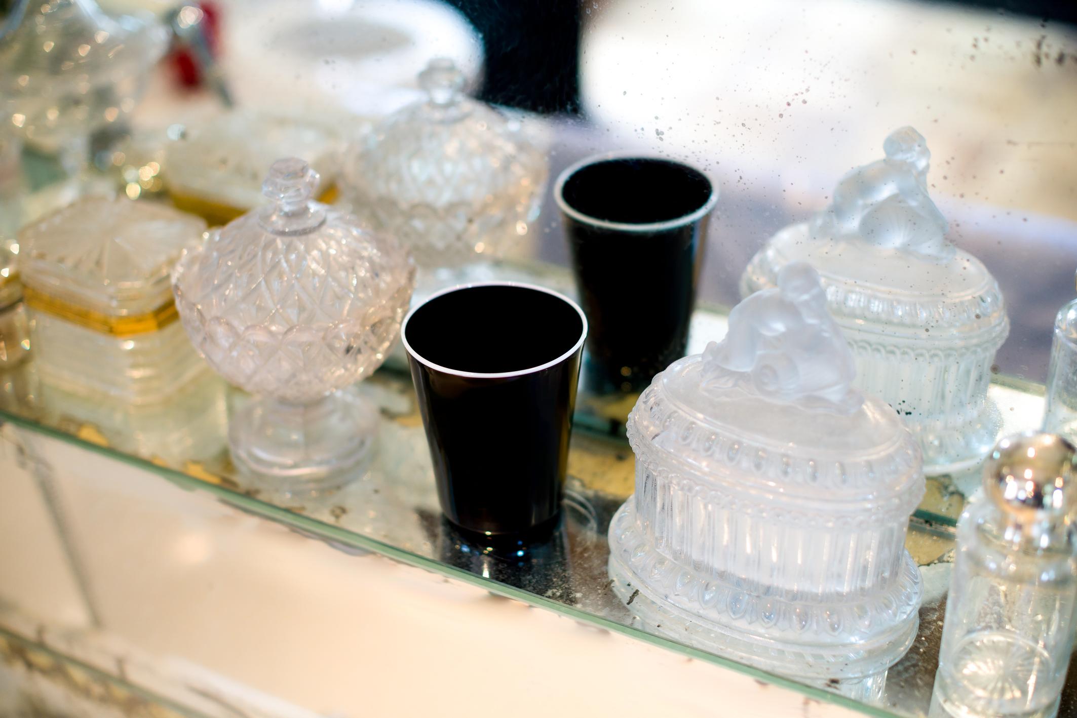 Verre d'art Set de 6 verres Manano noir opaque avec bord en verre blanc, fait à la main à Murano en vente