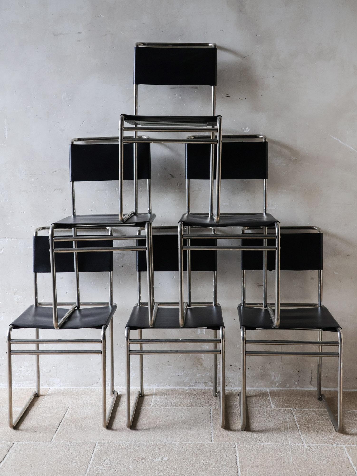 Satz von 6 Marcel Breuer B5/B40 Stühlen mit Rohrgestell und schwarzem Leder. Diese ikonischen Esszimmerstühle aus der Mitte des Jahrhunderts (1940-1960) zeichnen sich durch ein gebogenes Stahlrohrgestell aus, eine innovative Materialwahl, die Breuer