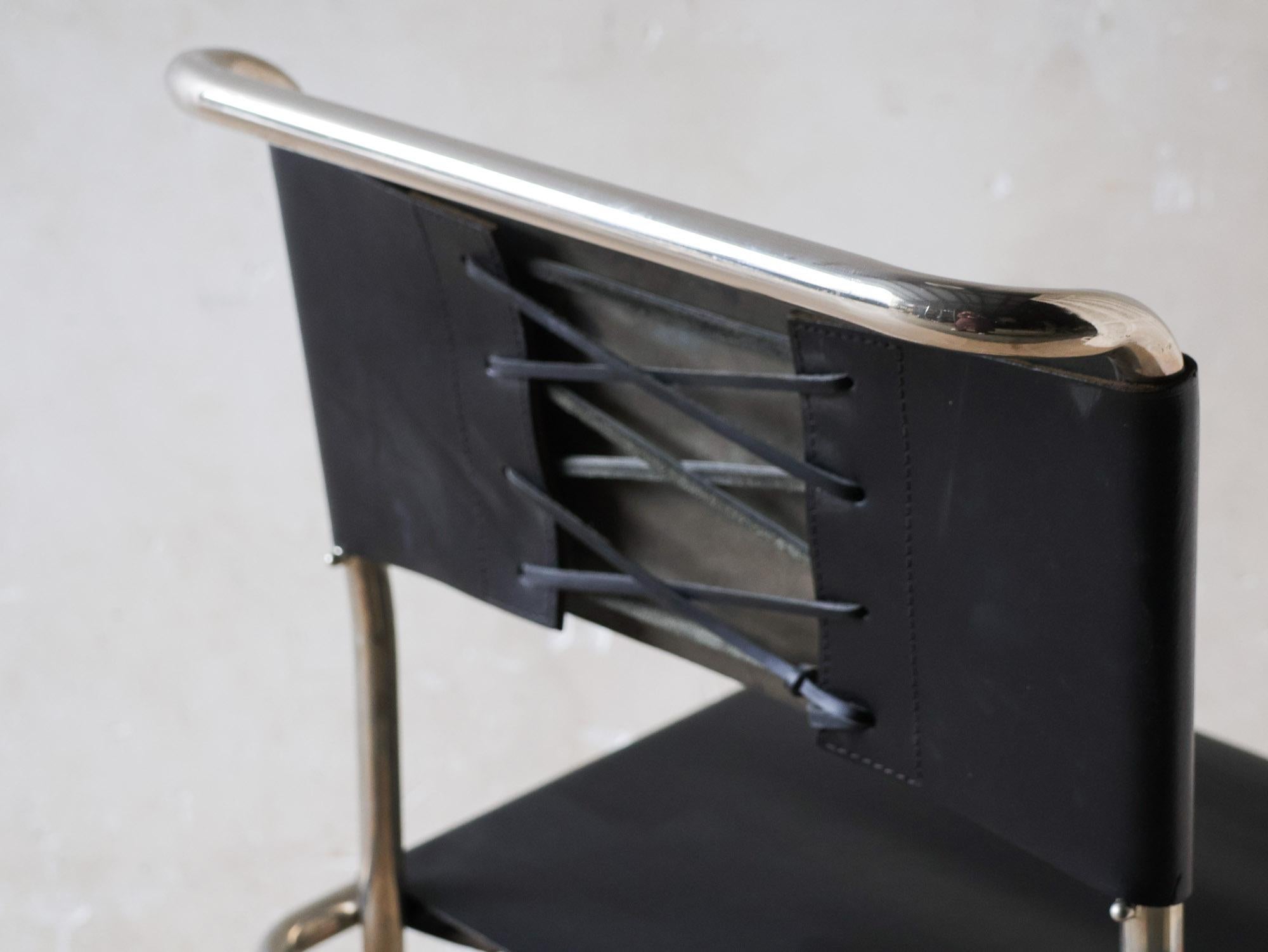 Satz von 6 Marcel Breuer B5/B40 Stühlen mit röhrenförmigem Gestell und schwarzem Leder (Stahl) im Angebot
