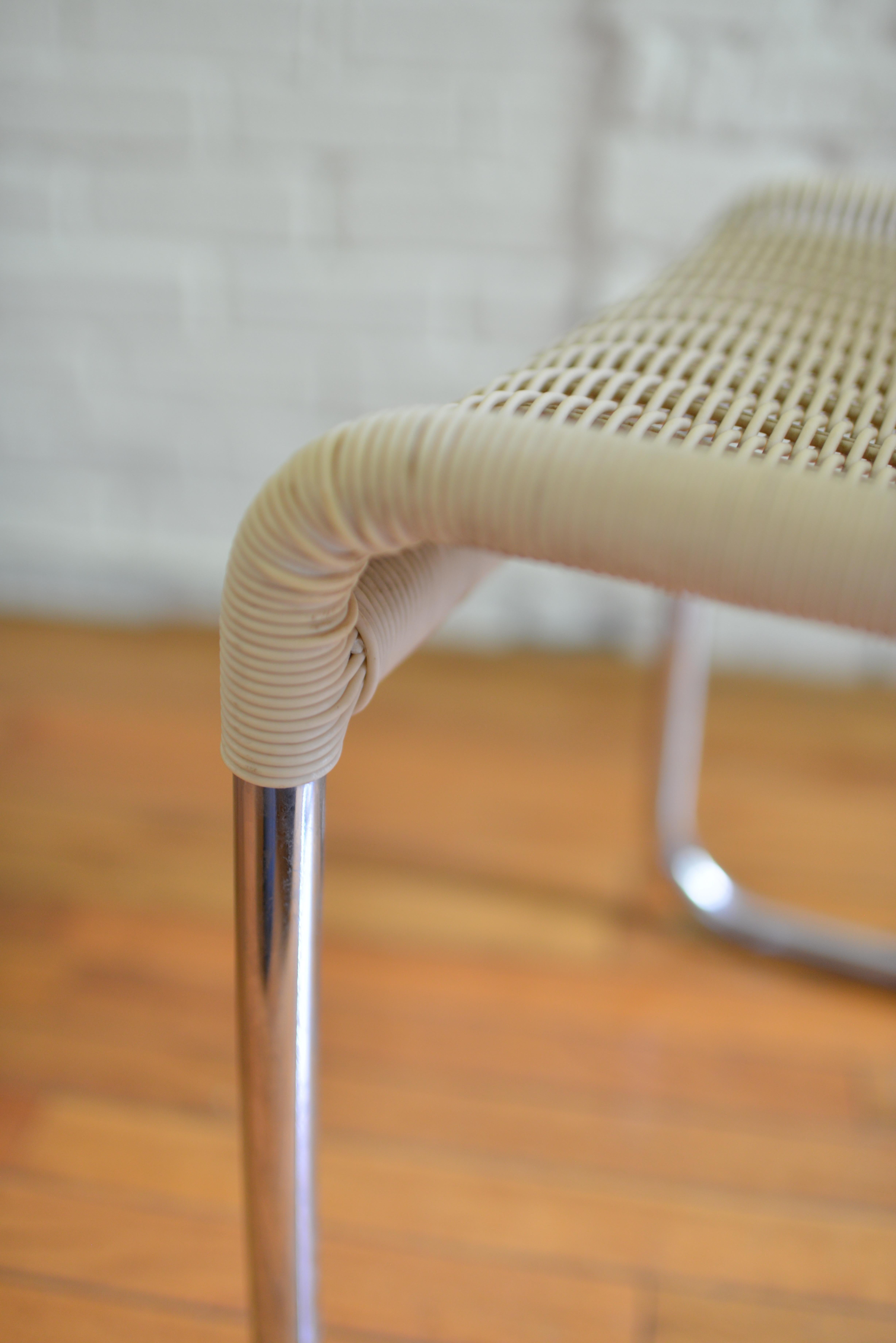 Ensemble de 6 chaises en rotin acrylique tissé et chrome de style Marcel Breuer en vente 8