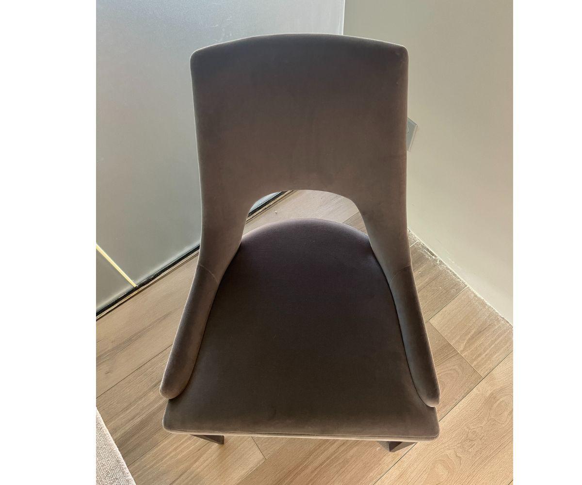 Chaise sans accoudoirs, adaptée aux espaces résidentiels ou contractuels, caractérisée par un design moderne et par un dossier ouvert particulier.
La base est en chêne et est recouverte de tissu. 

Vendu en lot de 6 chaises.

Finition :
Base en bois