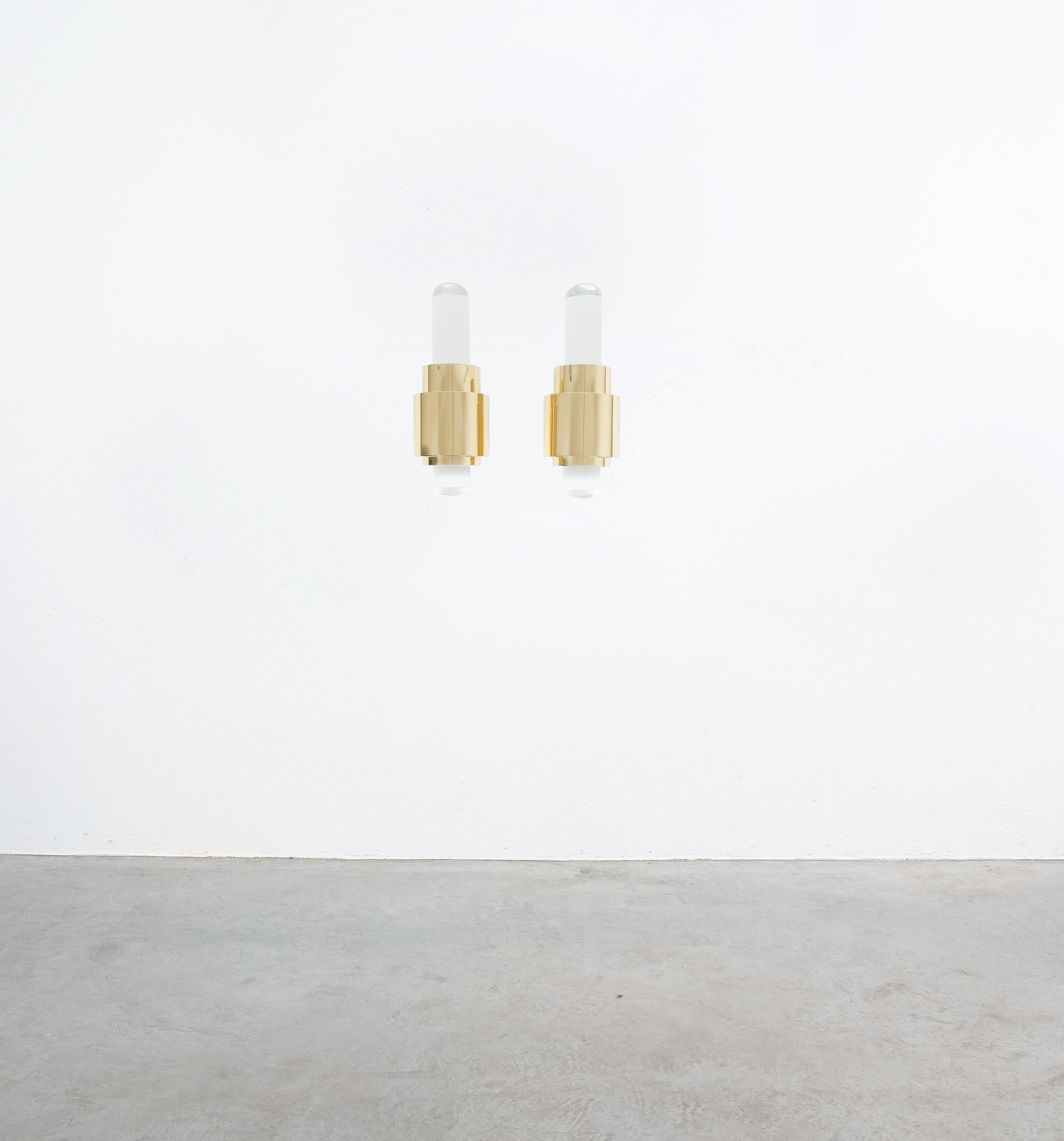 Juego de 6 apliques de pared de lucita dorada Postmoderna, Francia en Bueno estado para la venta en Vienna, AT