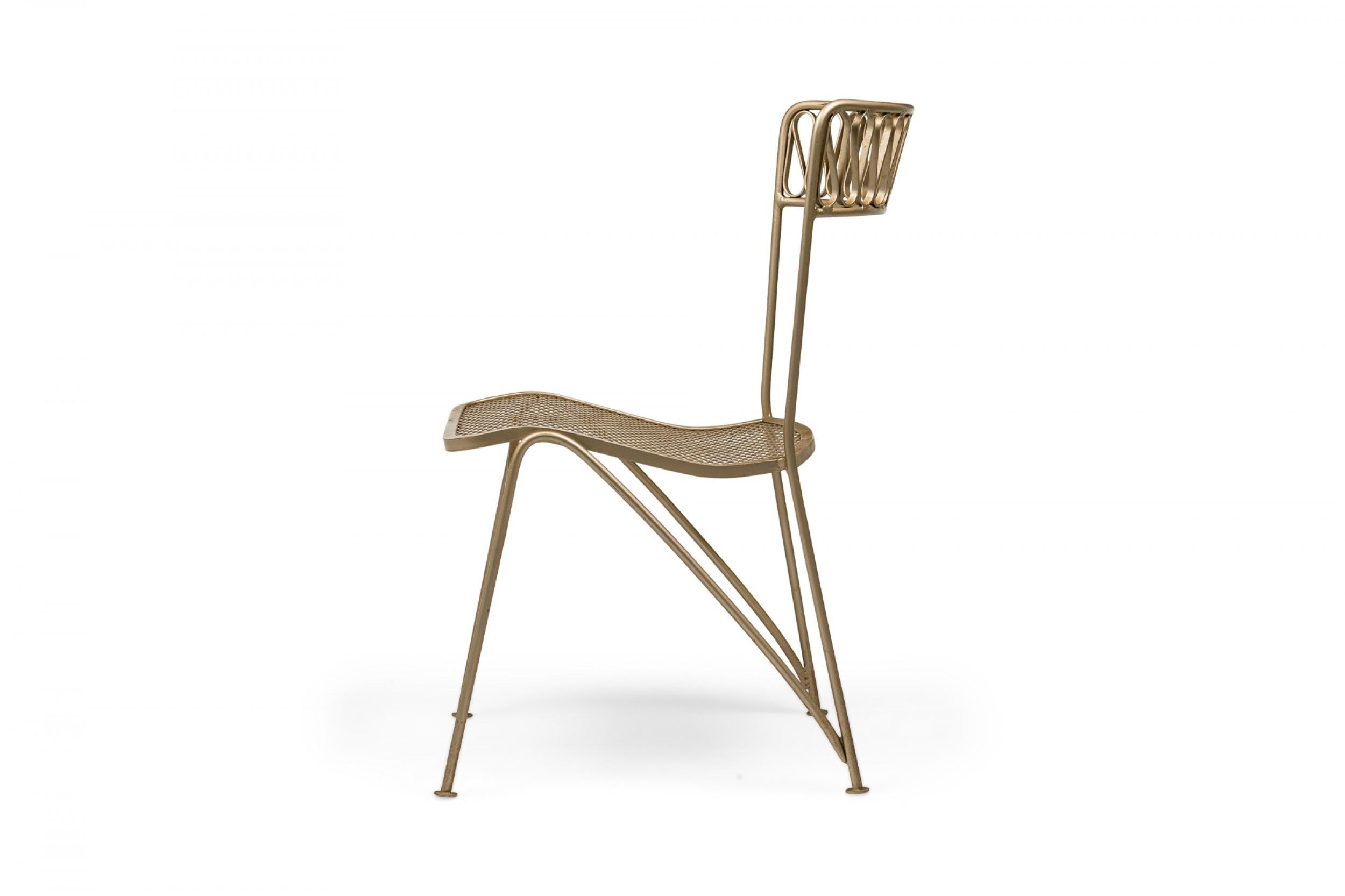 SET di 6 sedie da pranzo a nastro italiane del Mid-Century con sedute delicatamente inclinate in rete metallica e schienali in demilune in una pallida tonalità d'oro. (MAURIZIO TEMPESTINI PER SALTERINI)(PREZZO COME SET)(Altri esempi in colori