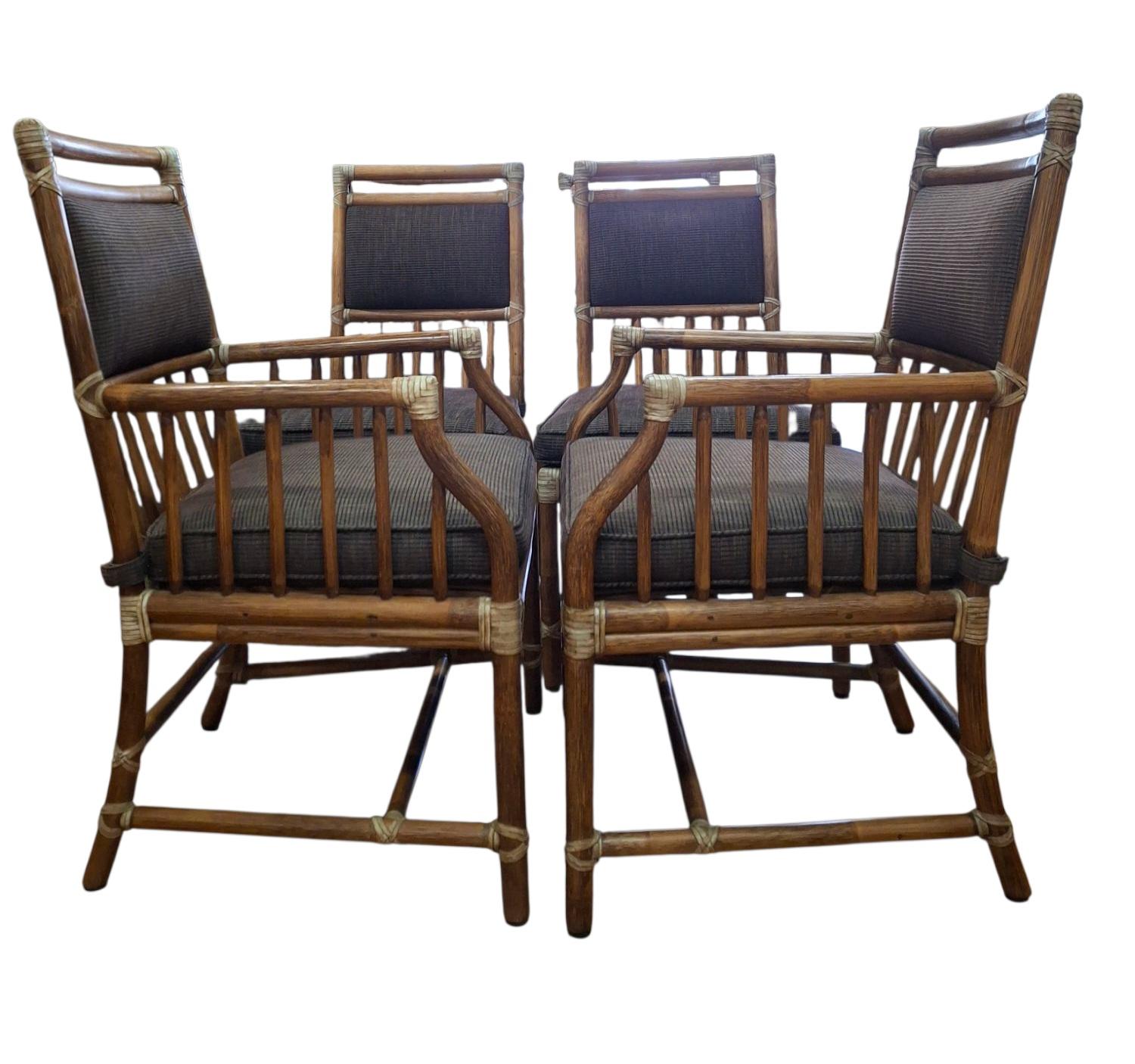 Set di 6 sedie da pranzo in bambù di McGuire of San Francisco.  In rattan di alta qualità con legature a strap e cuscini imbottiti in velluto a coste marrone. 

Due poltrone: 22,75