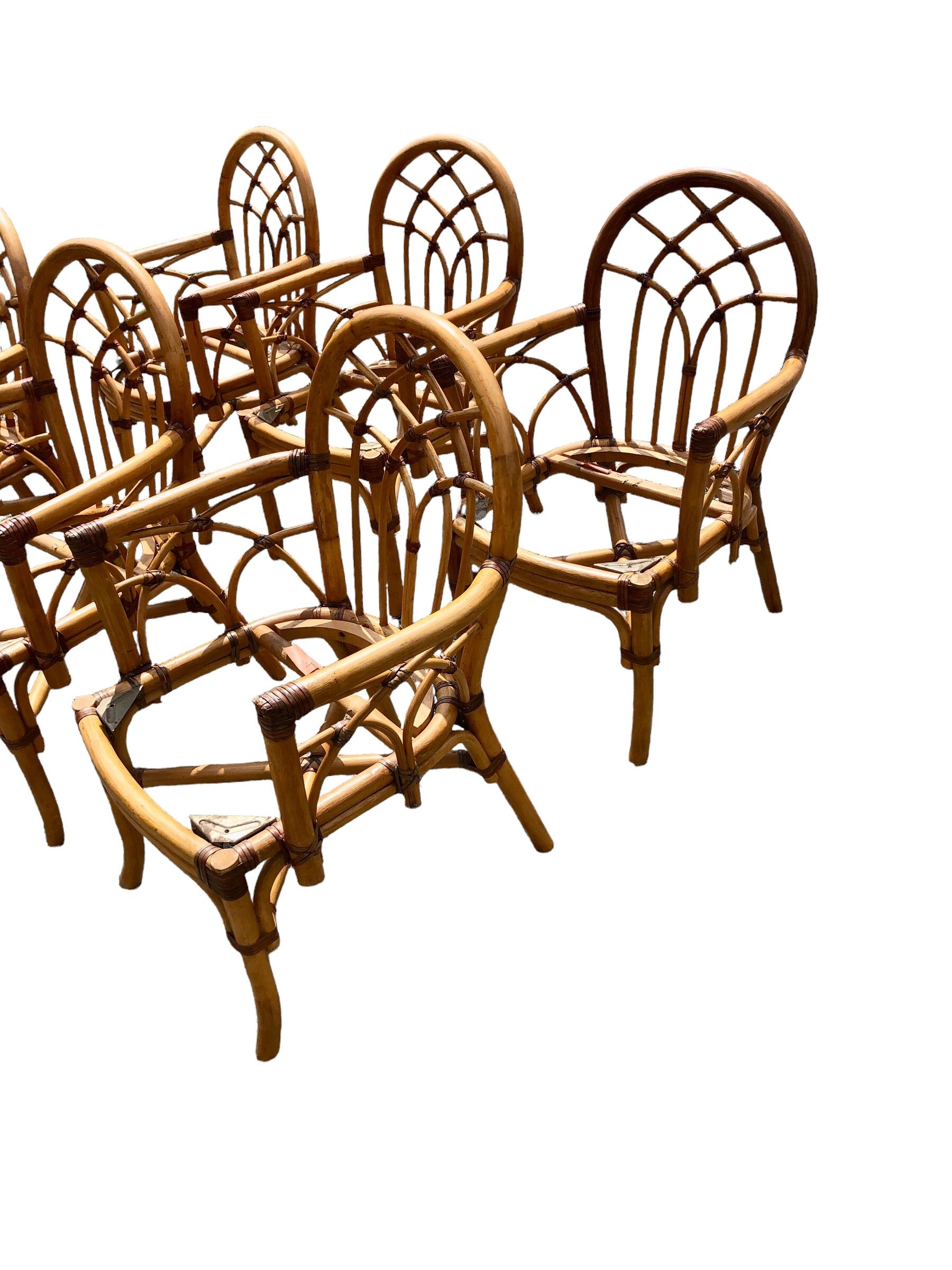 Set di 6 sedie da pranzo in rattan organico attribuito a McGuire. Le sedie sono state restaurate professionalmente e  è stato applicato uno strato di finitura fresco.
Gli schienali sono stati imbottiti in precedenza e gli schienali ovali presentano
