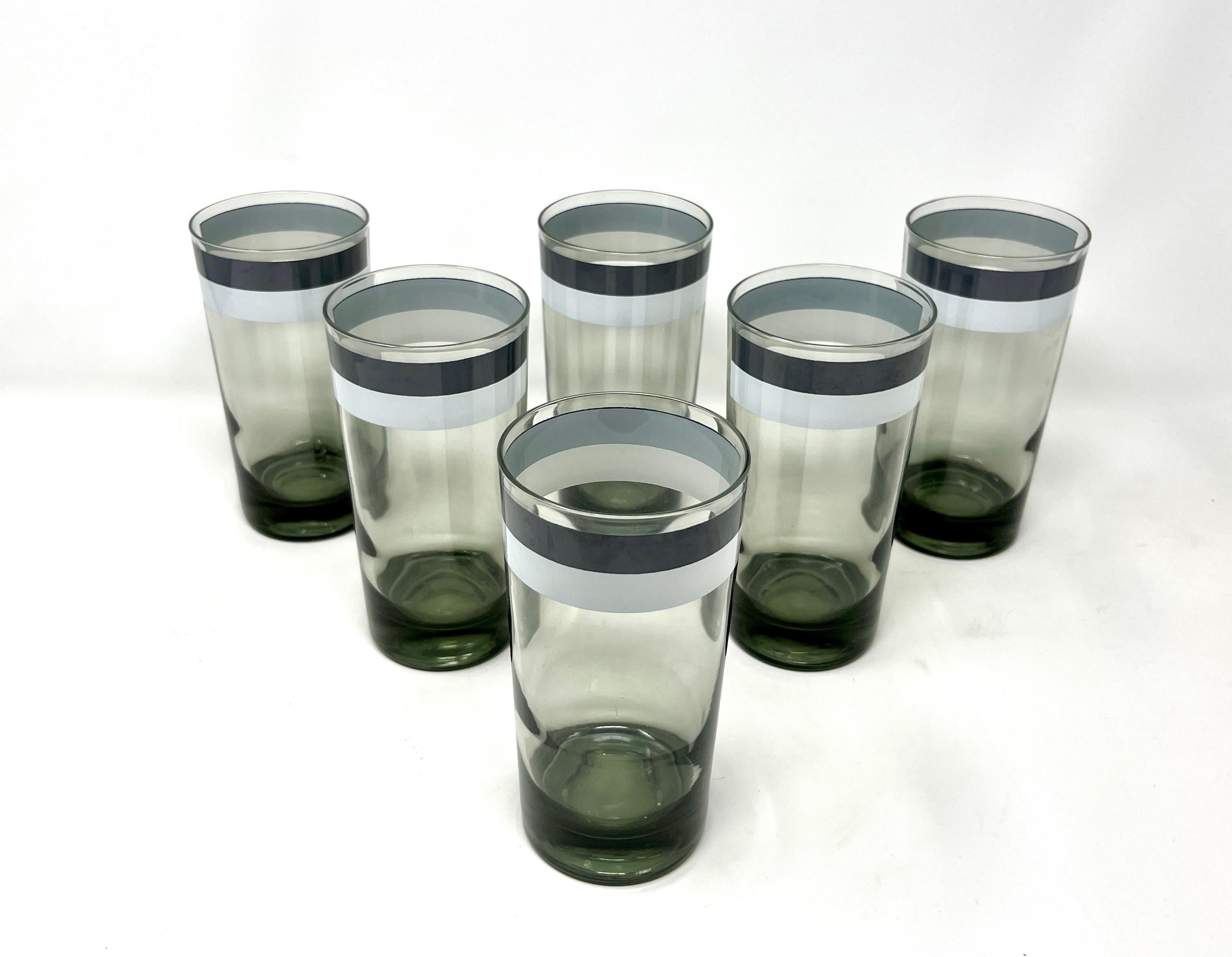Superbe ensemble de 6 verres à cocktail highball teintés de vert de MCM. Parfait pour votre bar - ou même pour boire du Kombucha ! Des rayures noires et blanches mattes inhabituelles ajoutent un panache op art. Pas de marque de fabrique mais dans