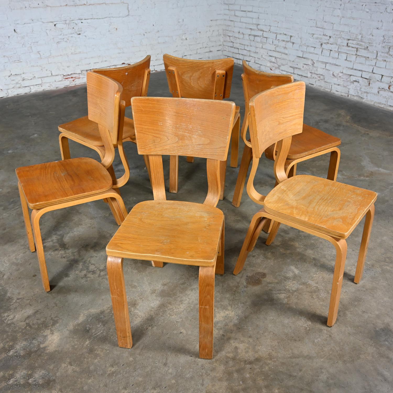 Ensemble de 6 chaises de salle à manger MCM Thonet #1216 en contreplaqué de chêne courbé, assise en selle, arc simple Bon état - En vente à Topeka, KS