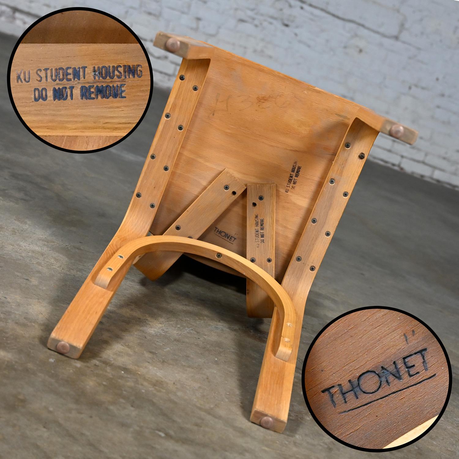 Chêne Ensemble de 6 chaises de salle à manger MCM Thonet #1216 en contreplaqué de chêne courbé, assise en selle, arc simple en vente