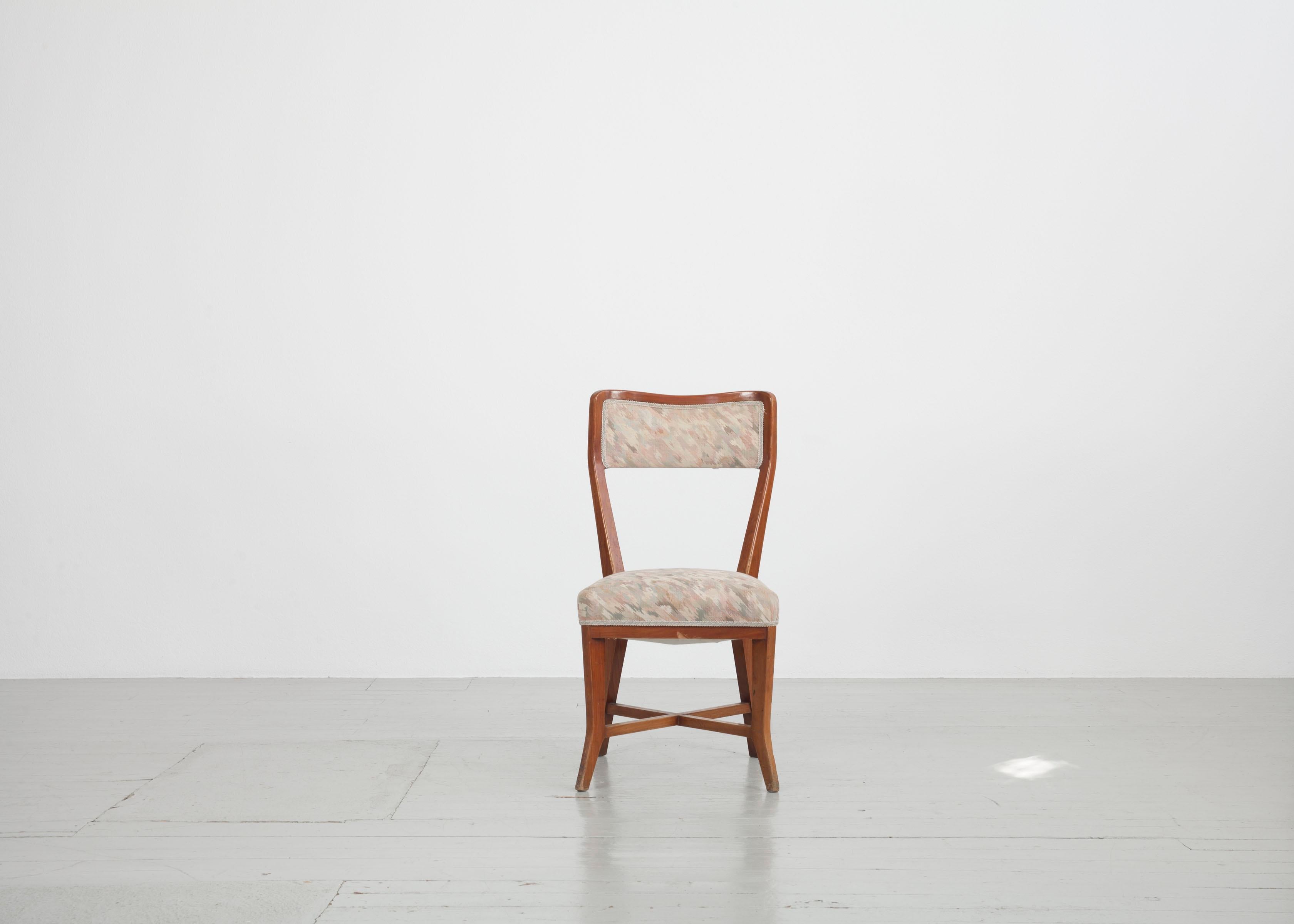 Dieses Set aus sechs Stühlen wurde in den 1950er Jahren in Italien von Bega Bologna entworfen und hergestellt. Der Rahmen besteht aus glänzend lackiertem Kirschholz und ist in sehr stabilem Zustand. Die verspielte Form verleiht den Stühlen Eleganz.